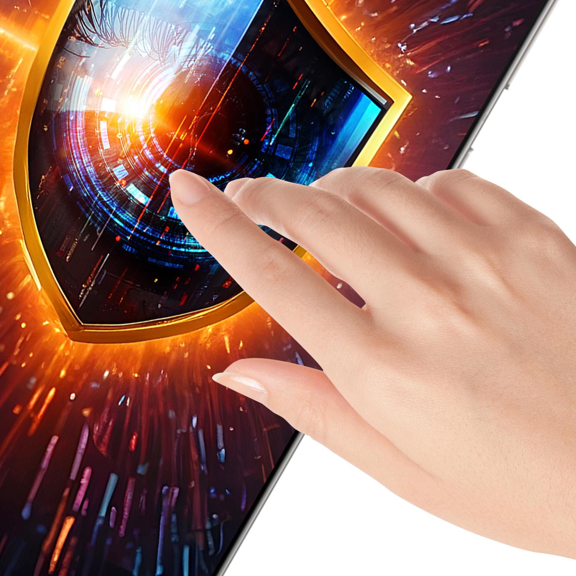 Una mano tocca uno schermo che mostra un occhio digitale all'interno di uno scudo. Lo sfondo ha sfumature arancioni e blu.
