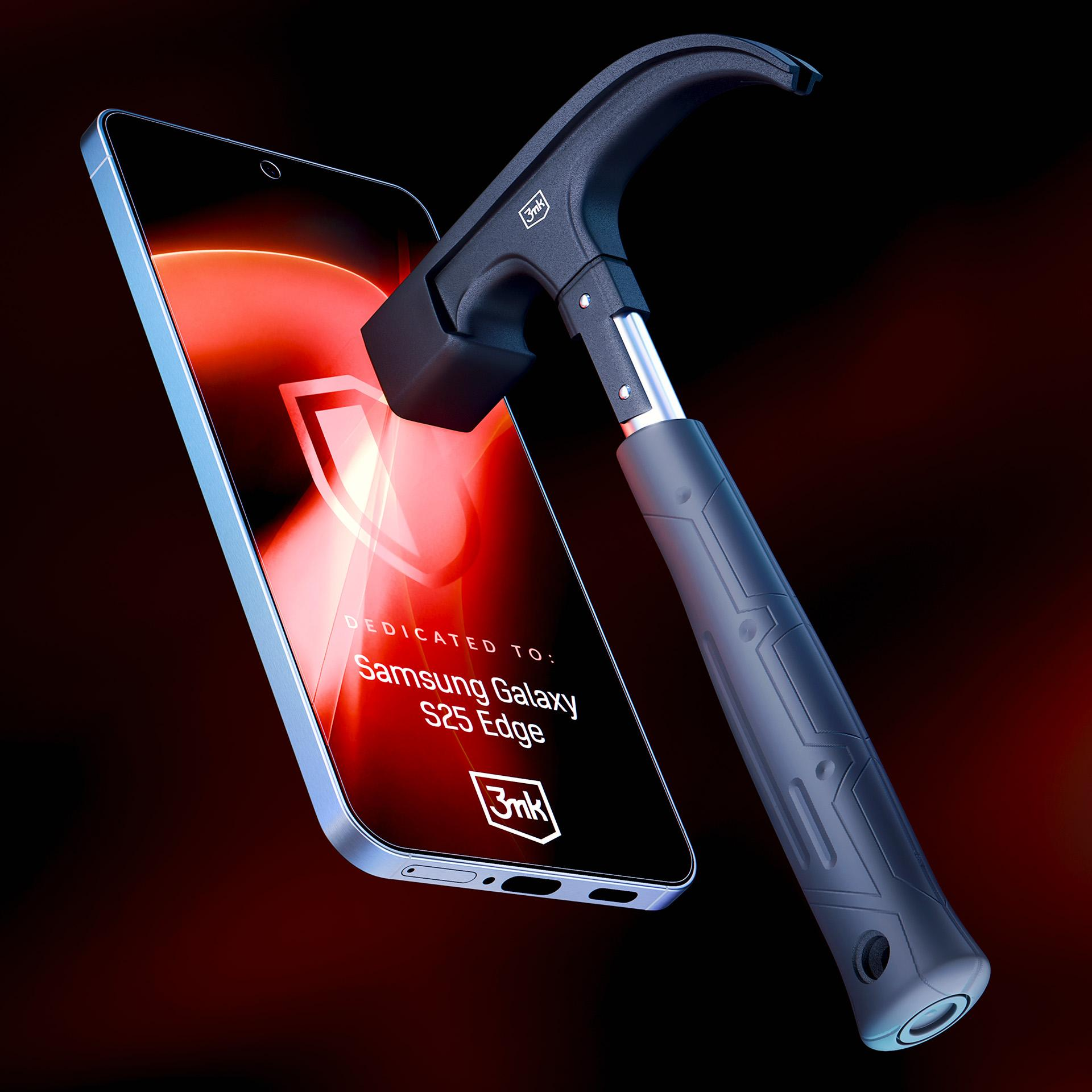 Un martello rompe lo schermo di un telefono. Il telefono mostra uno scudo rosso con la scritta "Dedicated to: Samsung Galaxy S25 Edge".