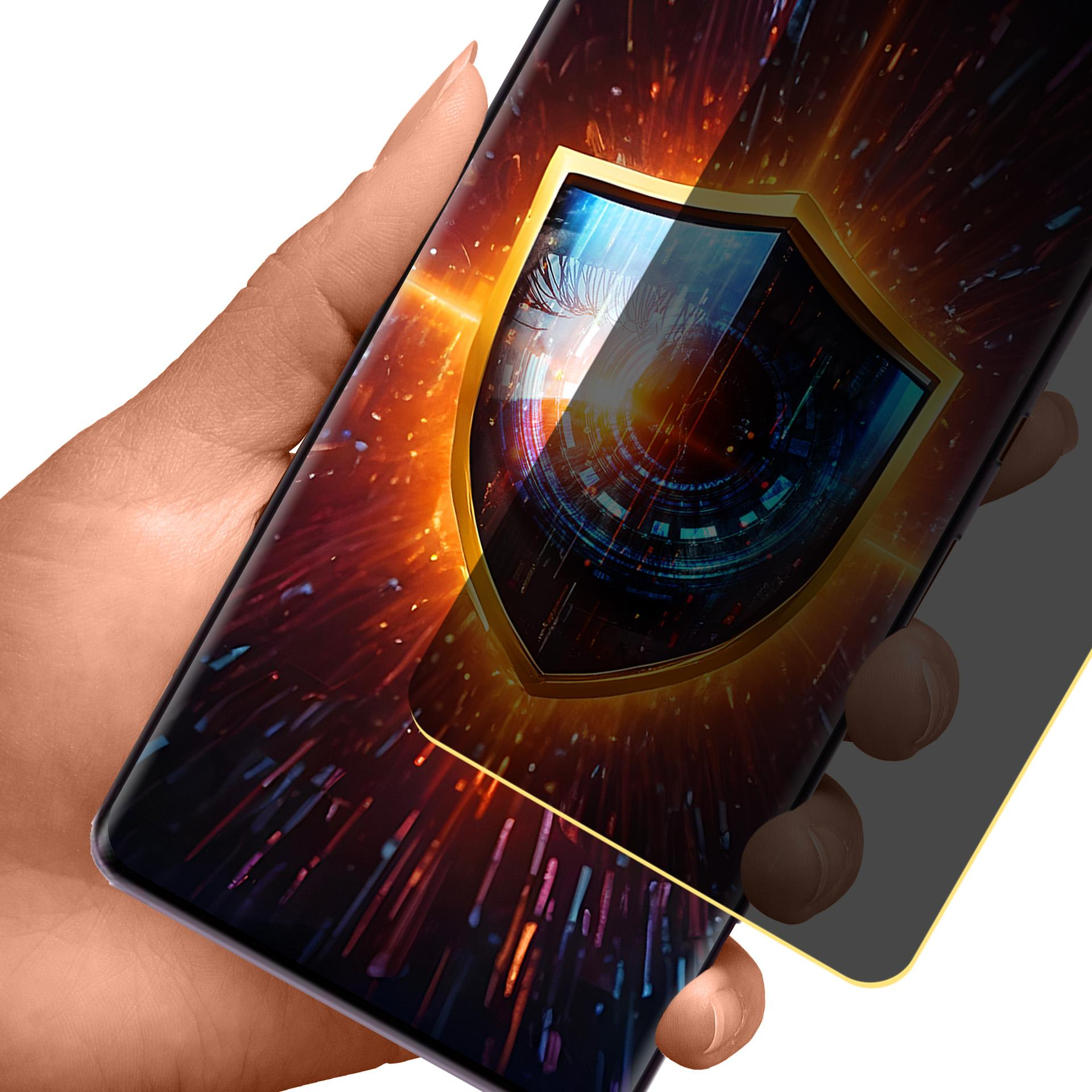 Una mano tiene un telefono con un grafico a scudo. Lo scudo è dorato con uno sfondo scuro a tema tecnologico.