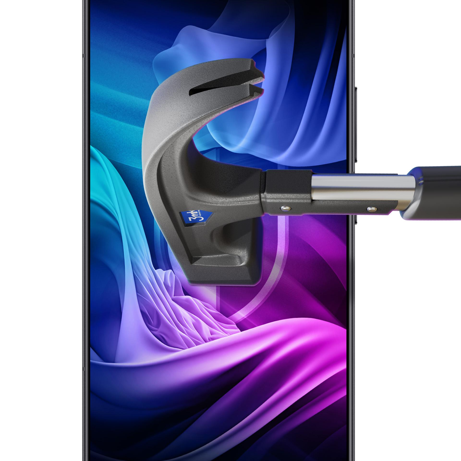 Un martello è posizionato sopra uno smartphone, apparentemente per testare la resistenza dello schermo. Lo schermo mostra motivi astratti colorati.