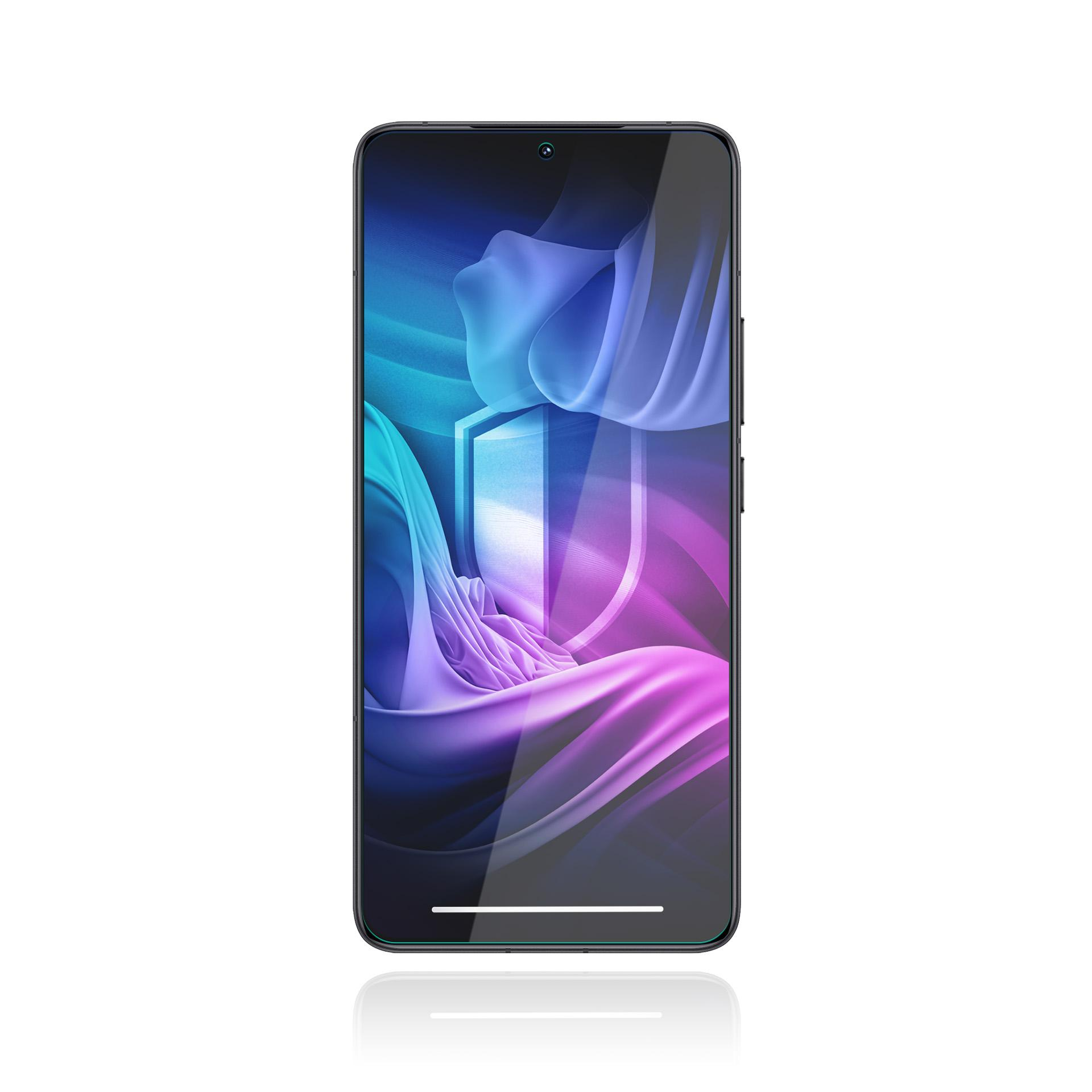 Uno smartphone mostra un'immagine astratta di tessuto fluente e uno scudo in tonalità blu e viola.