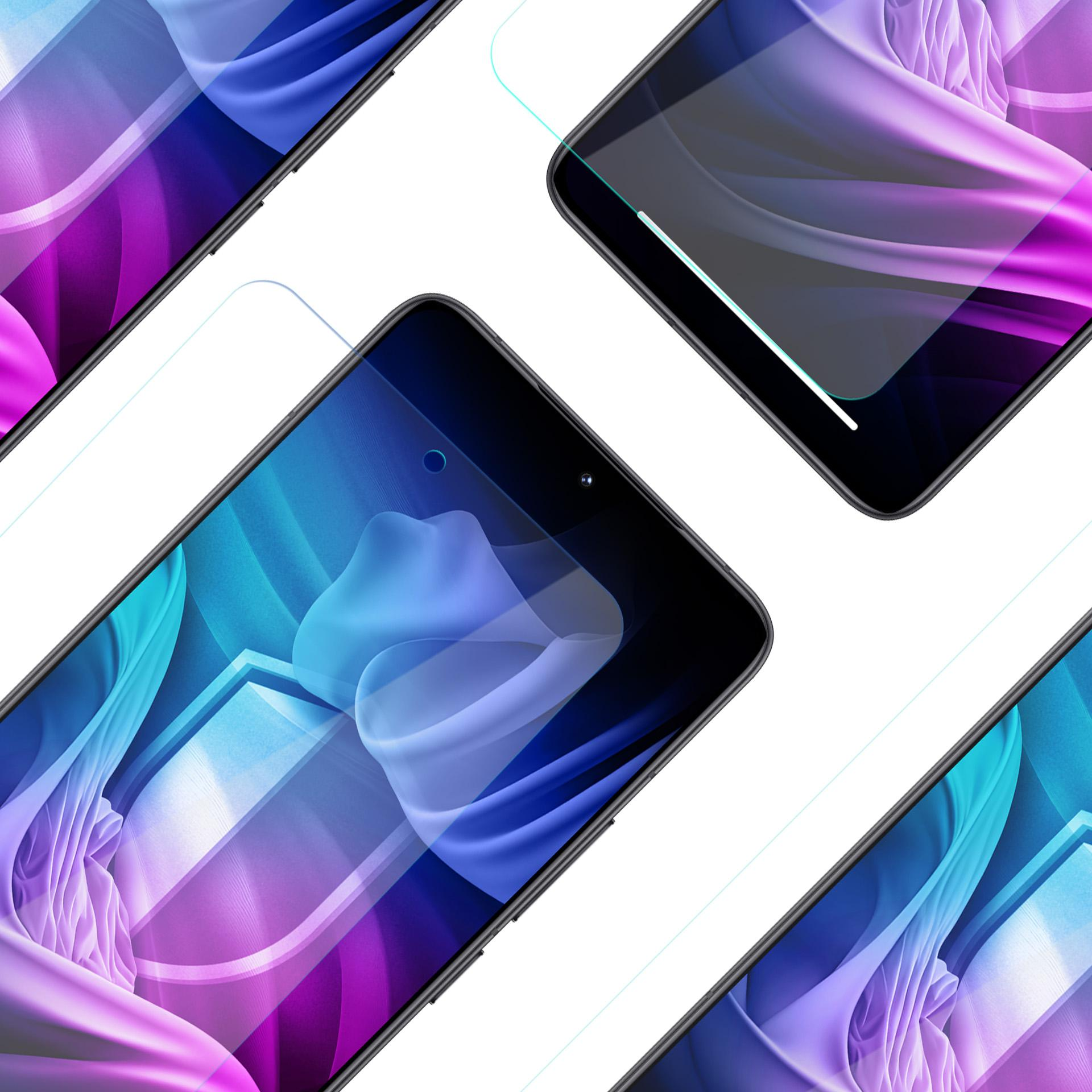 Diversi smartphone con protezioni schermo, che mostrano sfondi astratti colorati, sono disposti diagonalmente su uno sfondo bianco.