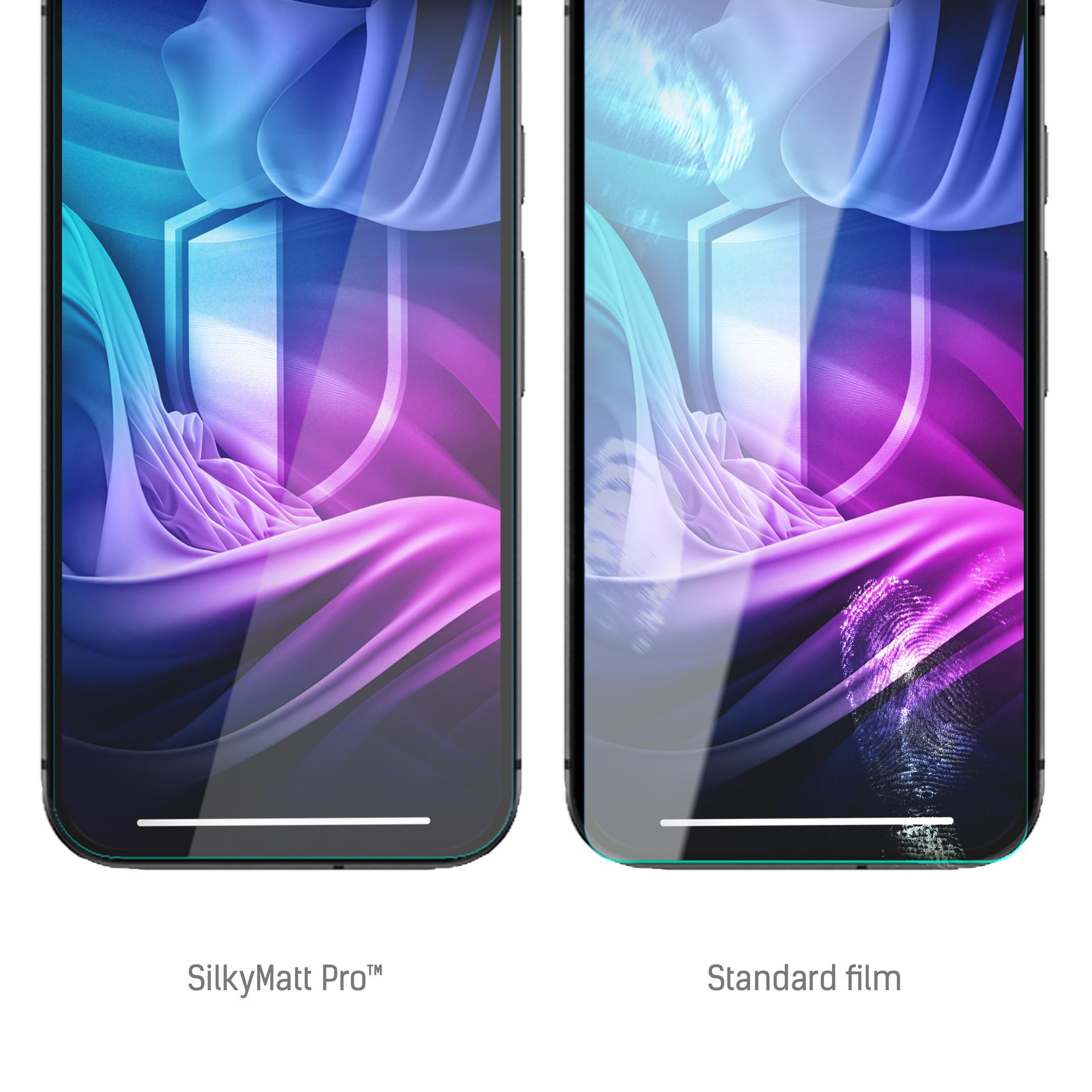 Due telefoni affiancati. Uno è SilkyMatt Pro, l'altro Standard film. Entrambi mostrano motivi astratti blu, viola e bianchi.
