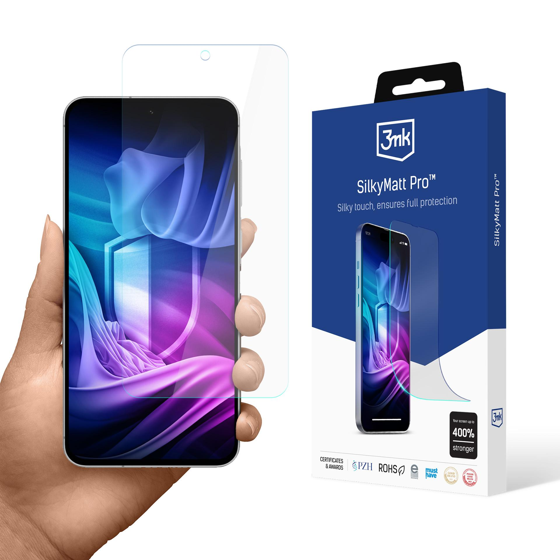 Una mano tiene una protezione per lo schermo sopra lo schermo di un telefono e una scatola del prodotto. La scatola dice SilkyMatt Pro.