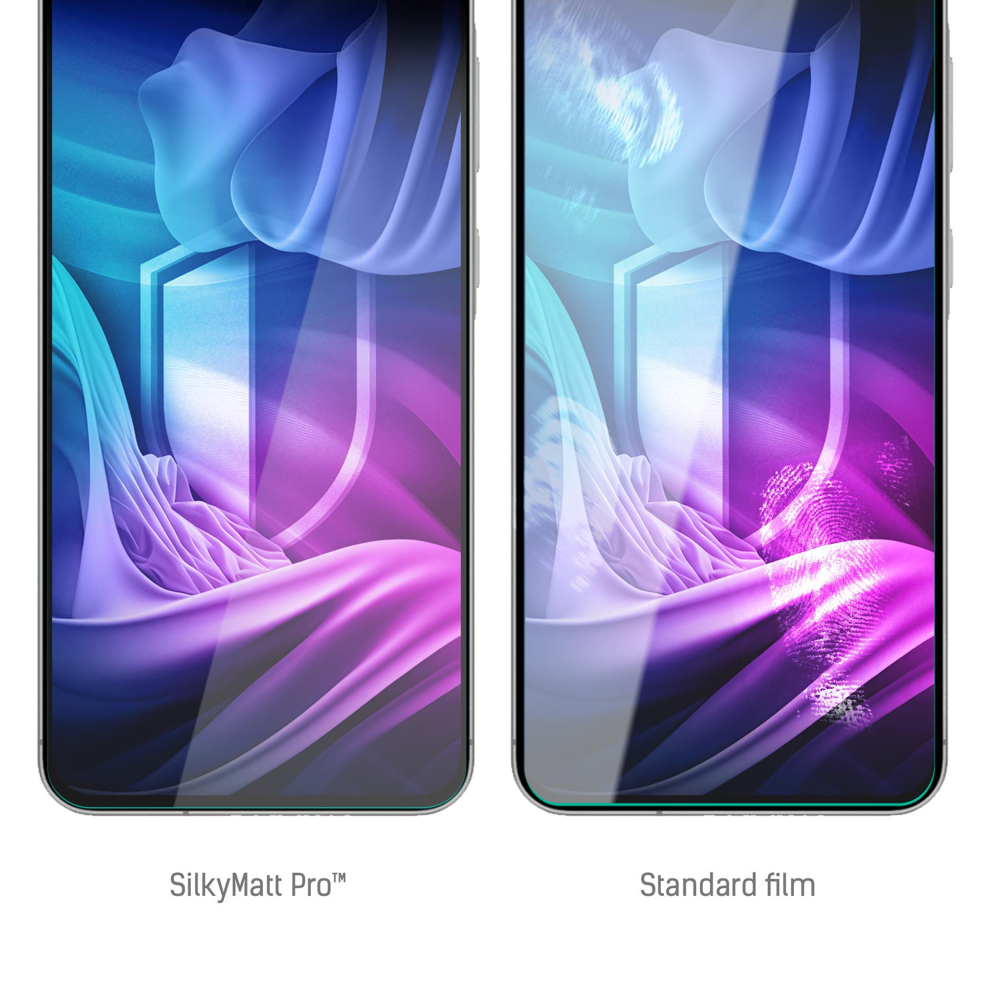 Due schermi di telefono con protezioni. Sinistra: SilkyMatt Pro, destra: pellicola standard. Entrambi mostrano motivi astratti blu, viola e bianchi.