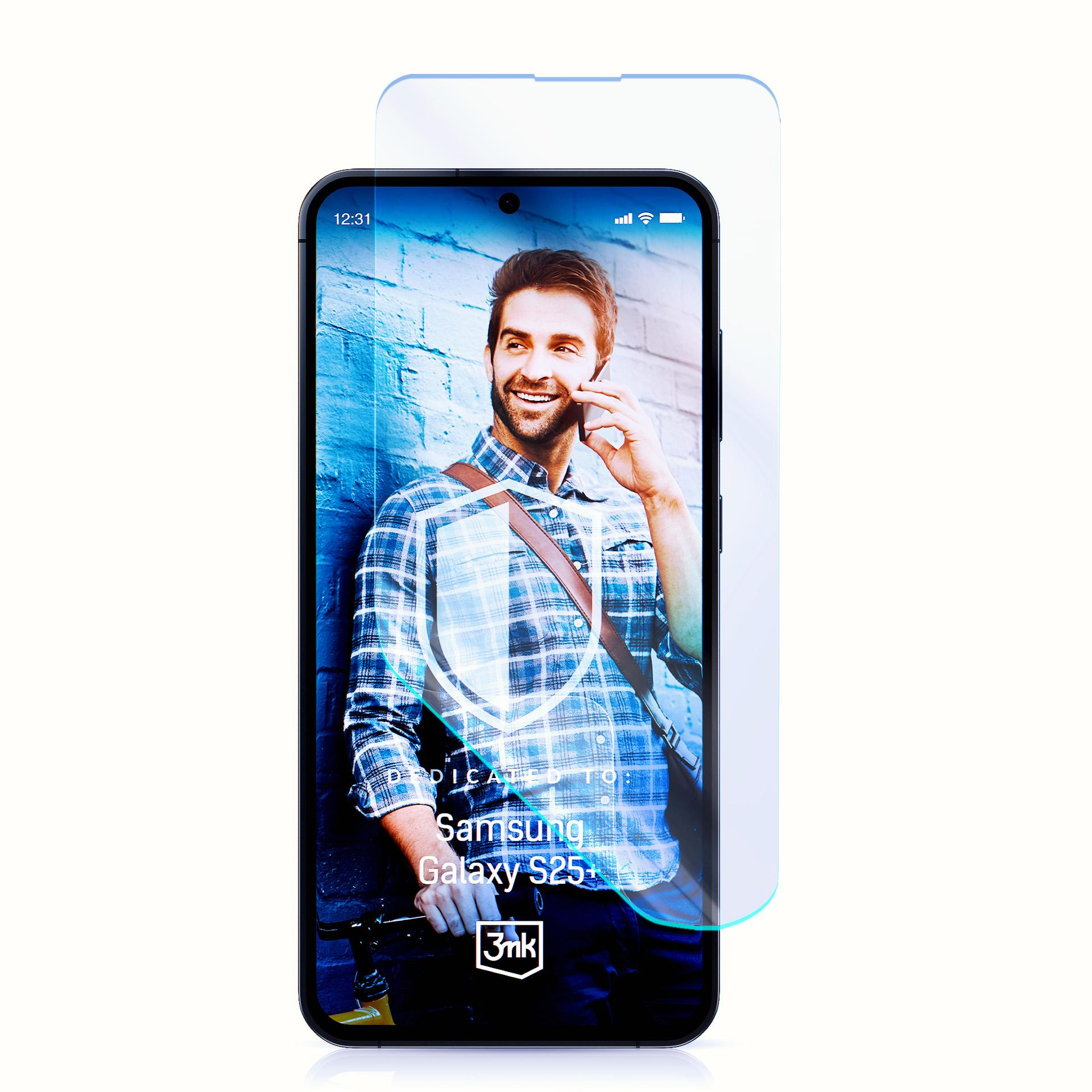 Un telefono con protezione schermo mostra un uomo al telefono. Lo schermo mostra un uomo con una camicia a quadri.