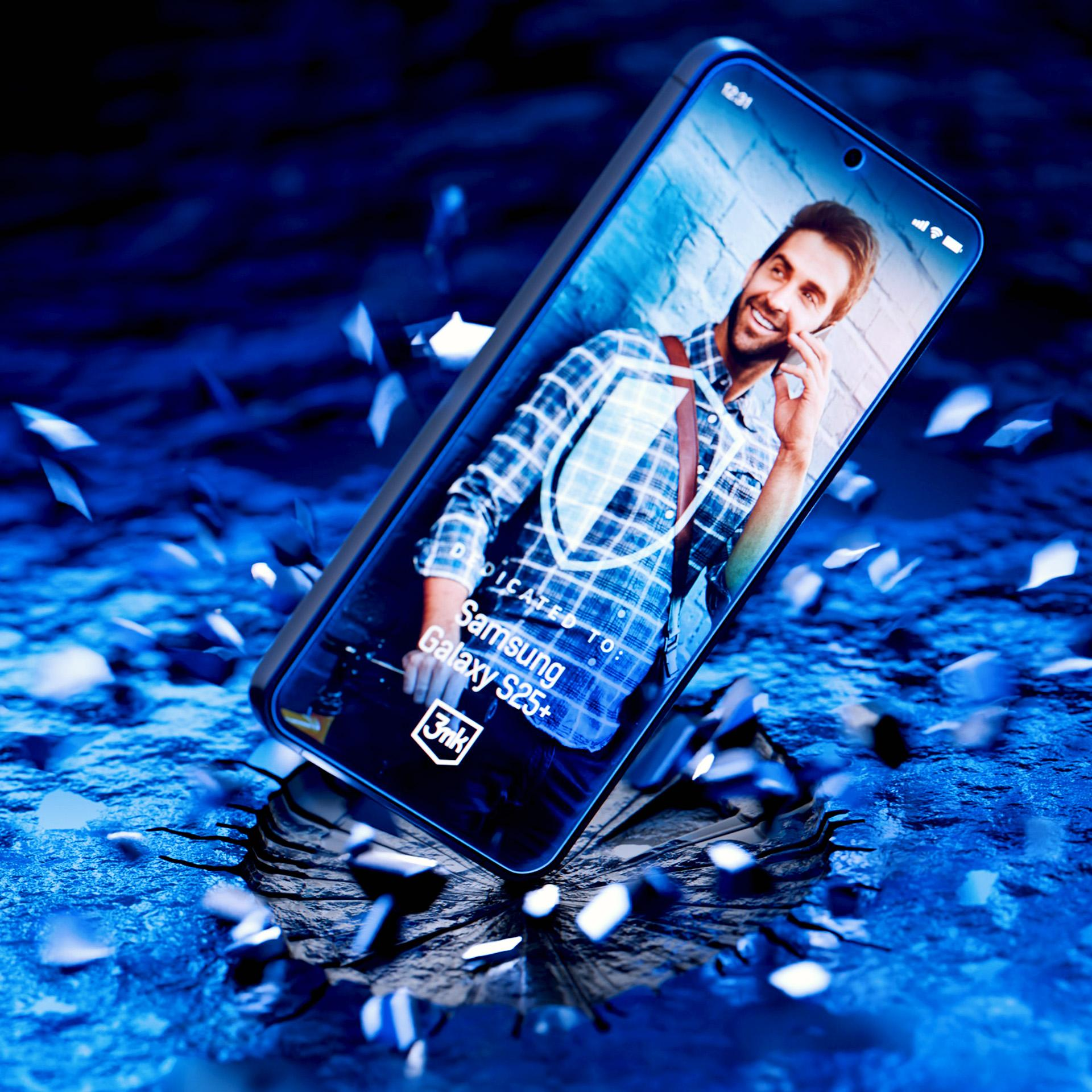 Uno smartphone che mostra un uomo al telefono, dedicato a Samsung Galaxy S25+. Terreno blu frantumato e schegge che cadono.