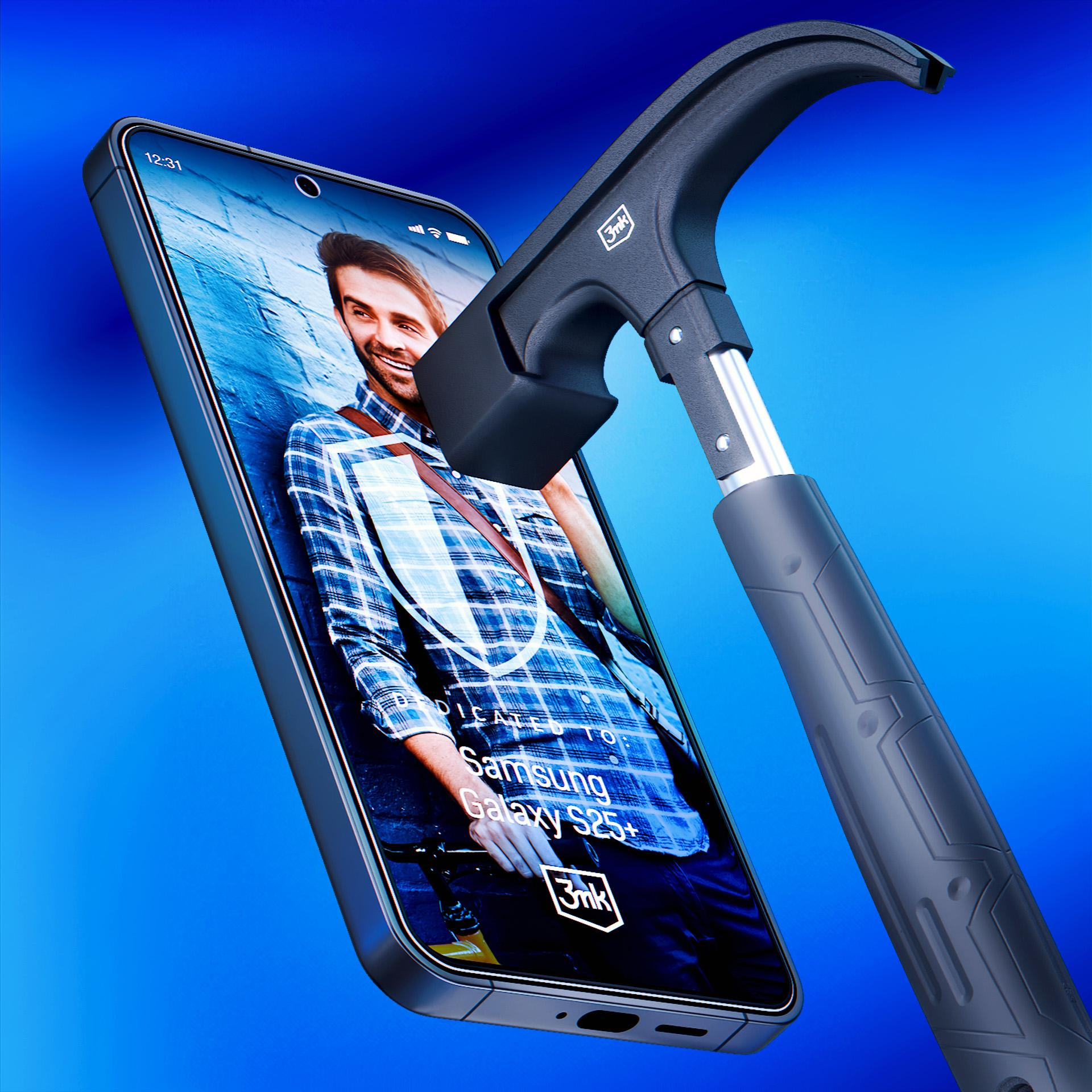 Uno smartphone con schermo rotto, un martello sta rompendo lo schermo. Lo schermo mostra un uomo.