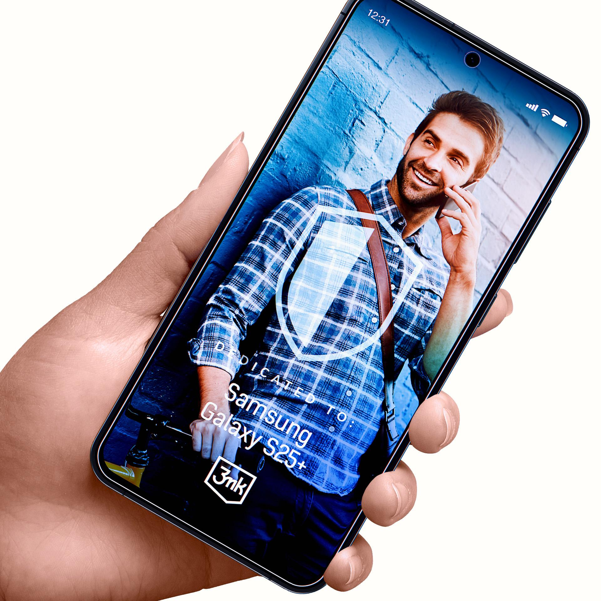 Una mano che tiene un telefono con l'immagine di un uomo al telefono. Il telefono mostra il testo: Samsung Galaxy S25+.