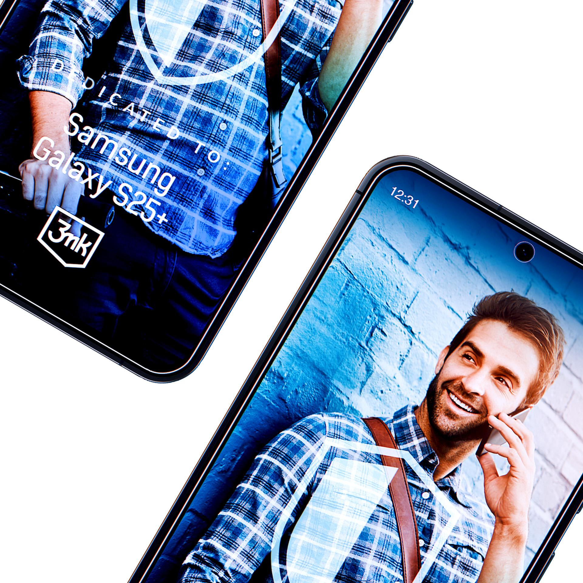 Due smartphone mostrano immagini di un uomo con una camicia a quadri blu. Un telefono ha una pubblicità "Dedicato a Samsung Galaxy S25+".