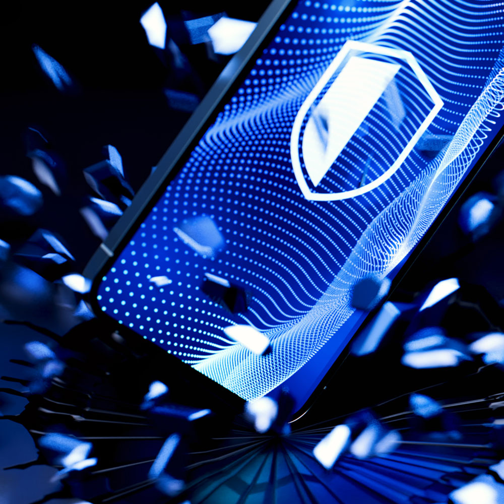 Smartfon z ikoną tarczy, z niebieską falą danych. Rozrzucone niebieskie odłamki sugerują bezpieczeństwo.