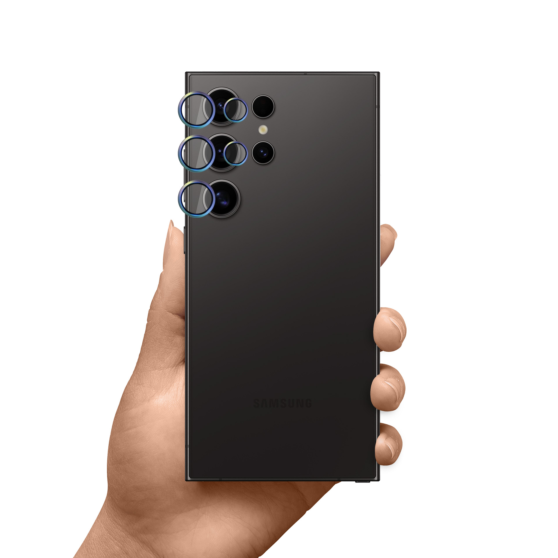 Mano che tiene uno smartphone nero, mostrando le fotocamere posteriori con protezioni per lenti. Il logo Samsung è visibile.