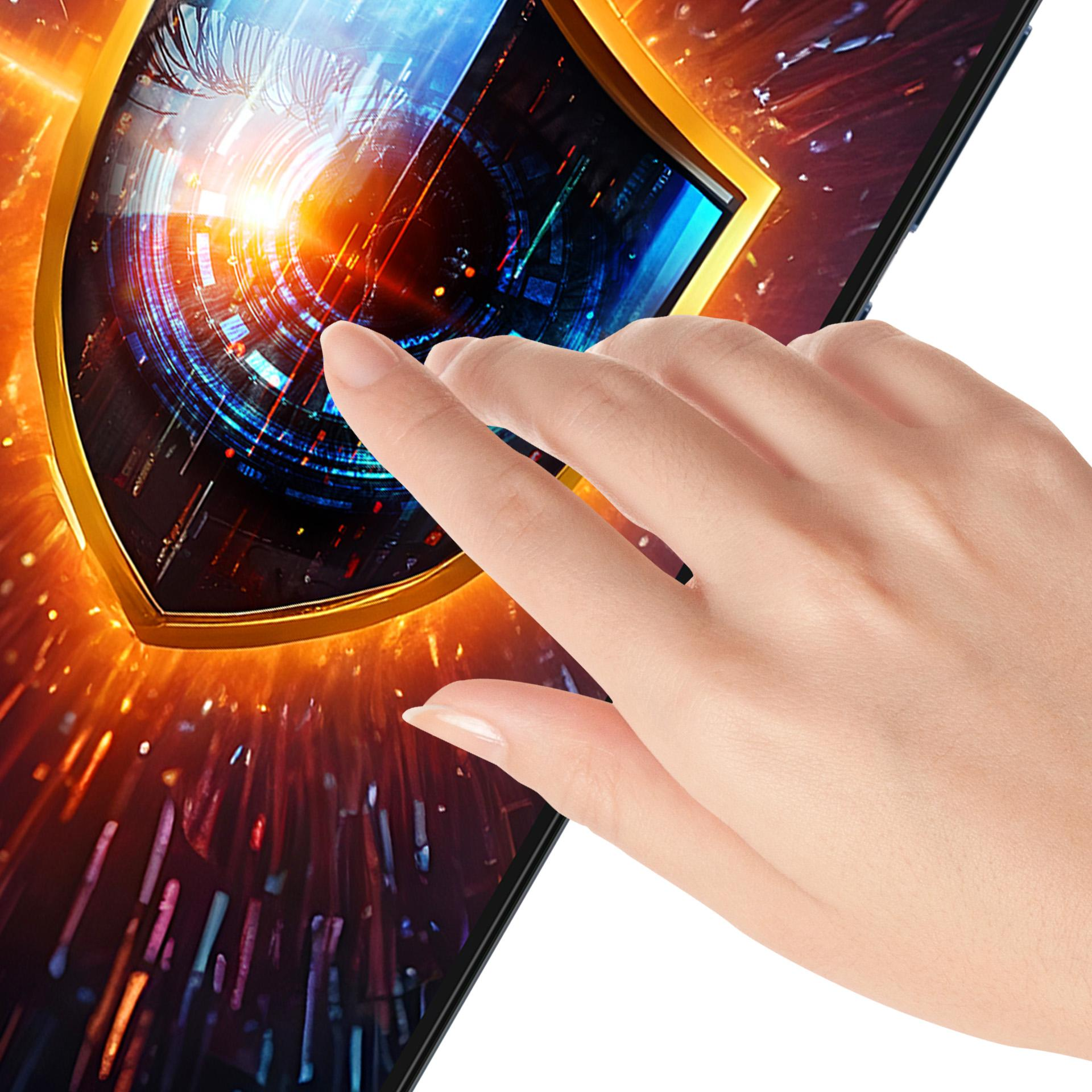 Dłoń dotyka ekranu wyświetlającego futurystyczne oko i wizualizację danych, ze złotą ramką. Dominują odcienie pomarańczu i niebieskiego.