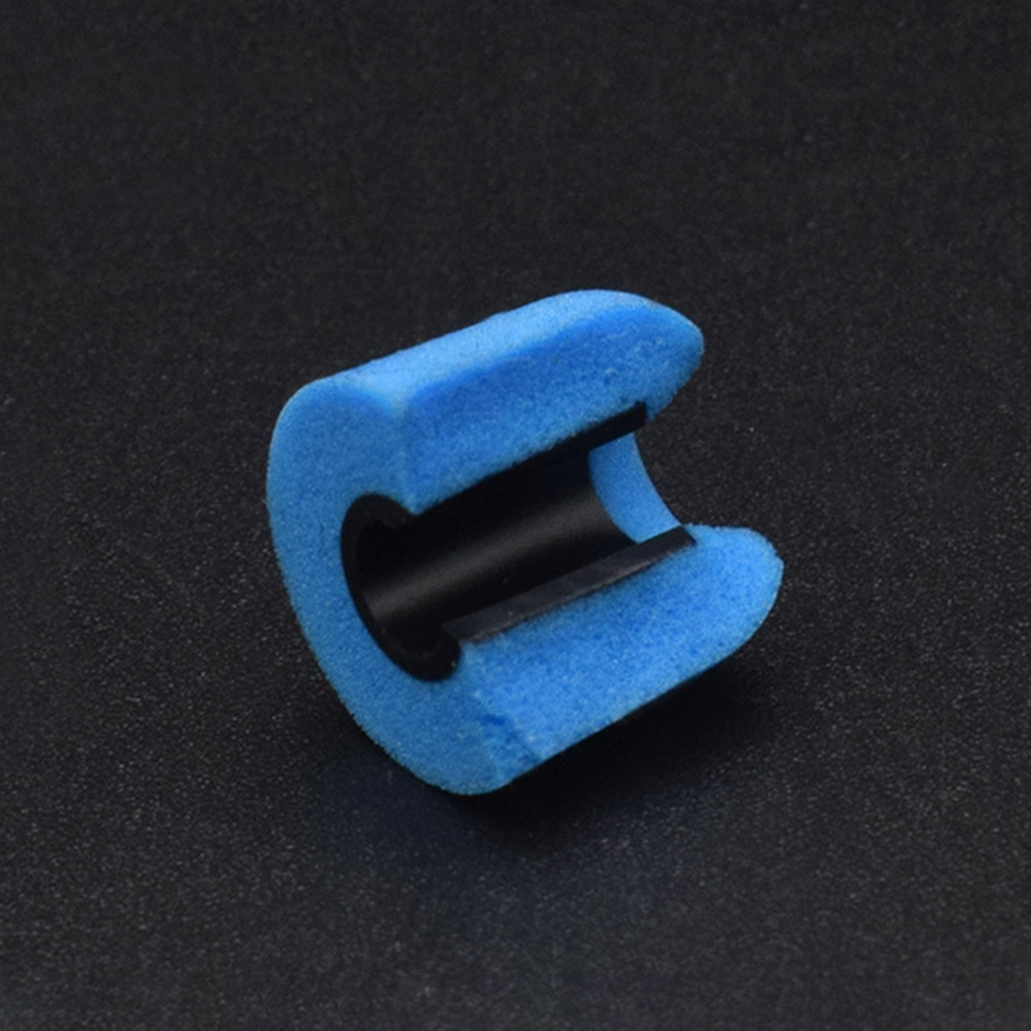 Een blauw schuimfilter met een zwarte binnenbuis, gecentreerd op een donkergrijze, getextureerde achtergrond.