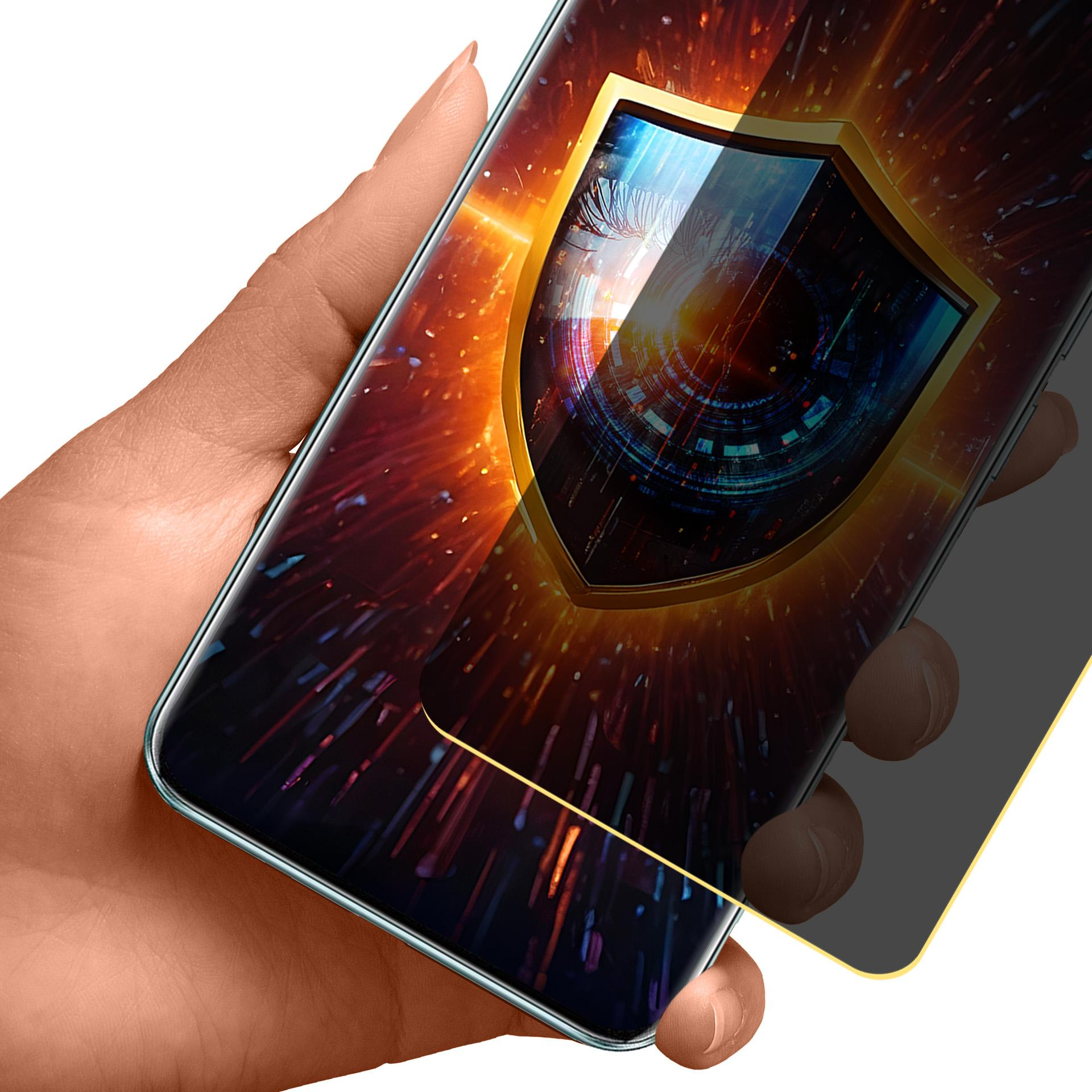 Una mano che tiene un telefono con un grafico a scudo sullo schermo. Lo sfondo è un'esplosione di luce.