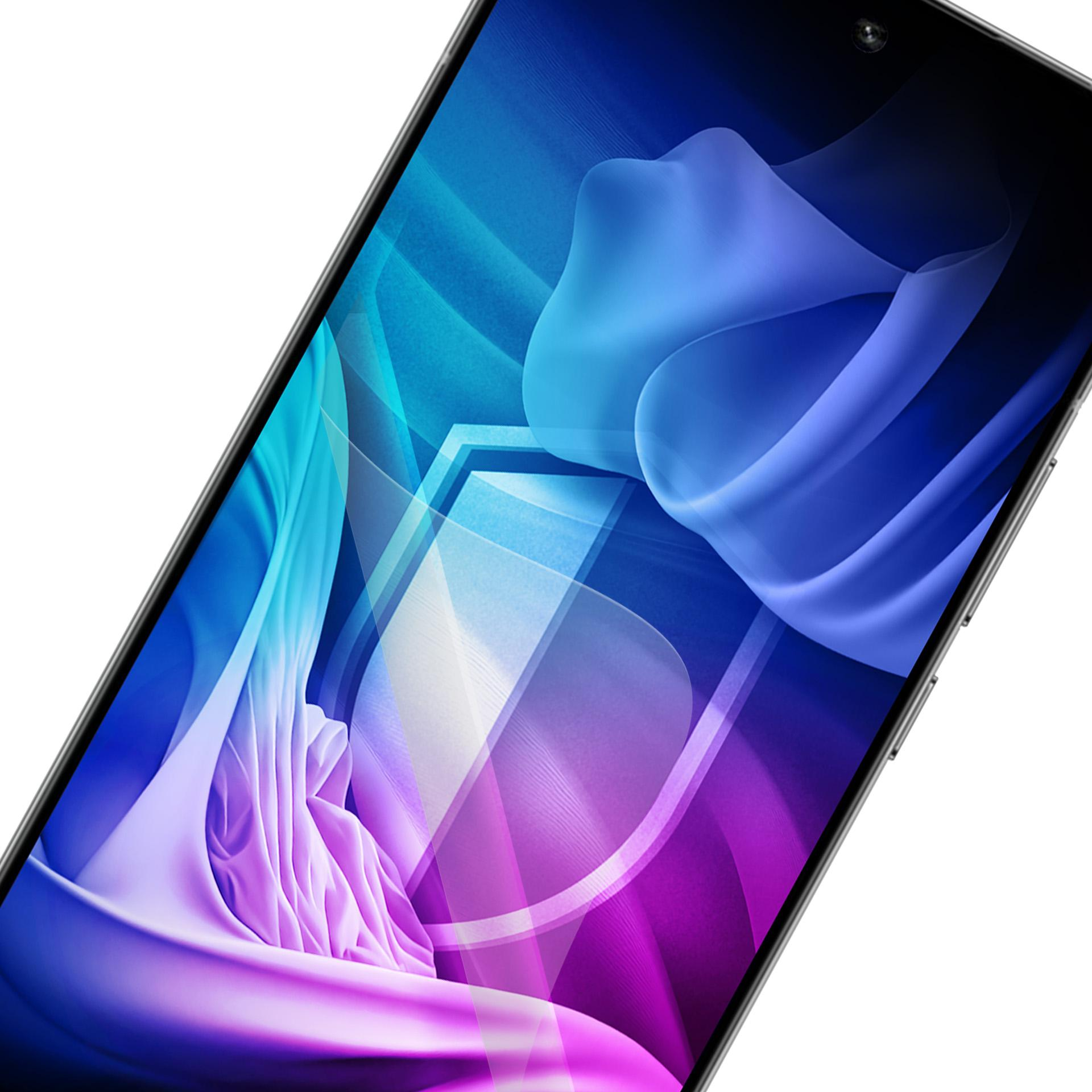 Schermo di smartphone con forme astratte blu, viola e bianche. Il telefono è angolato, con sfondo bianco.