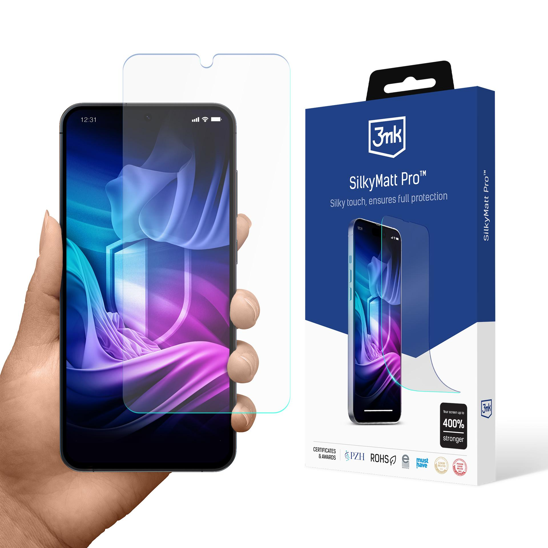 Mano che tiene telefono e protezione schermo. Scatola blu a destra con testo 'SilkyMatt Pro'.