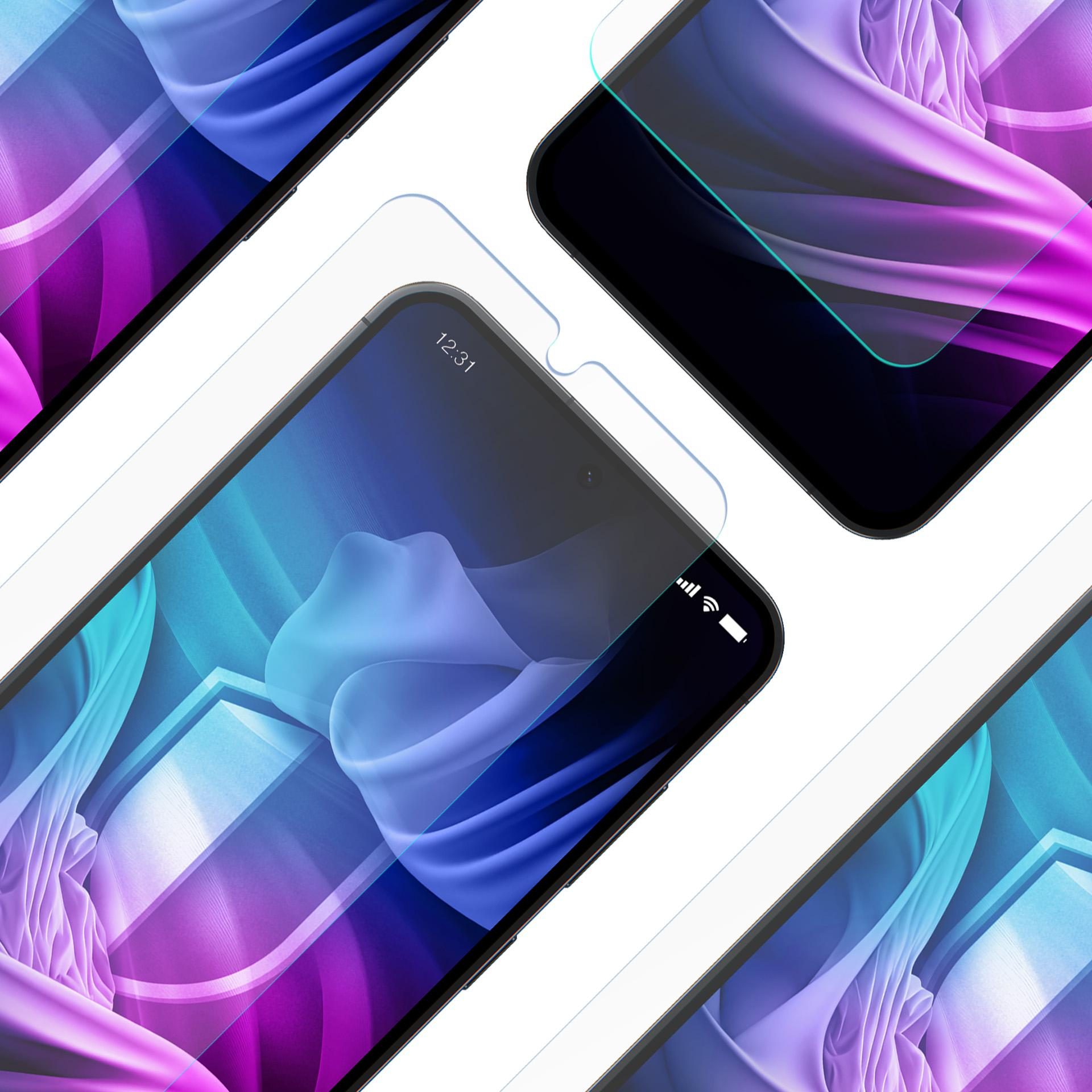 Quattro smartphone con protezioni schermo. Sfondi astratti e colorati. Sfondo bianco con angoli del telefono visibili.