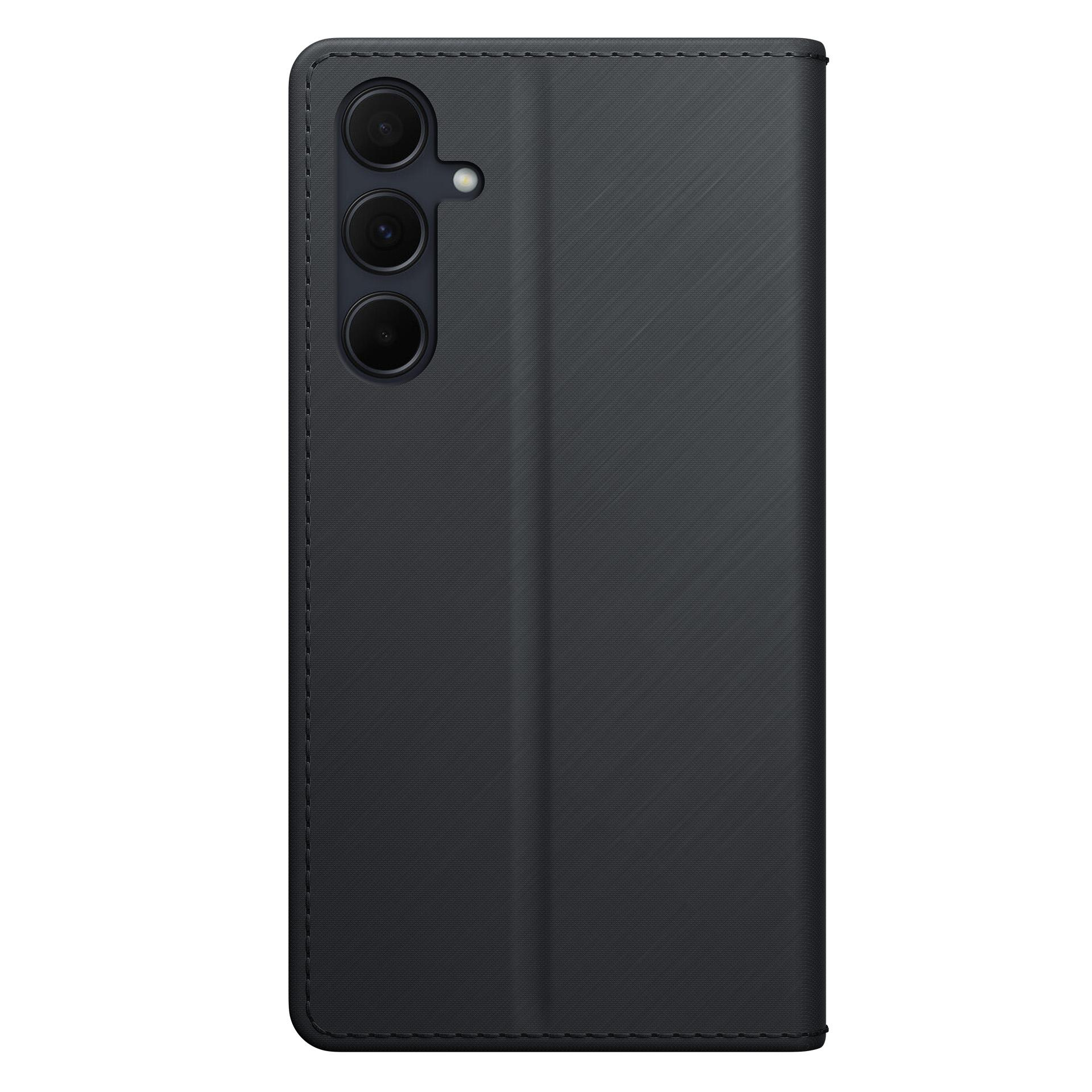 Czarne etui na telefon z trzema obiektywami. Jest zamknięte.