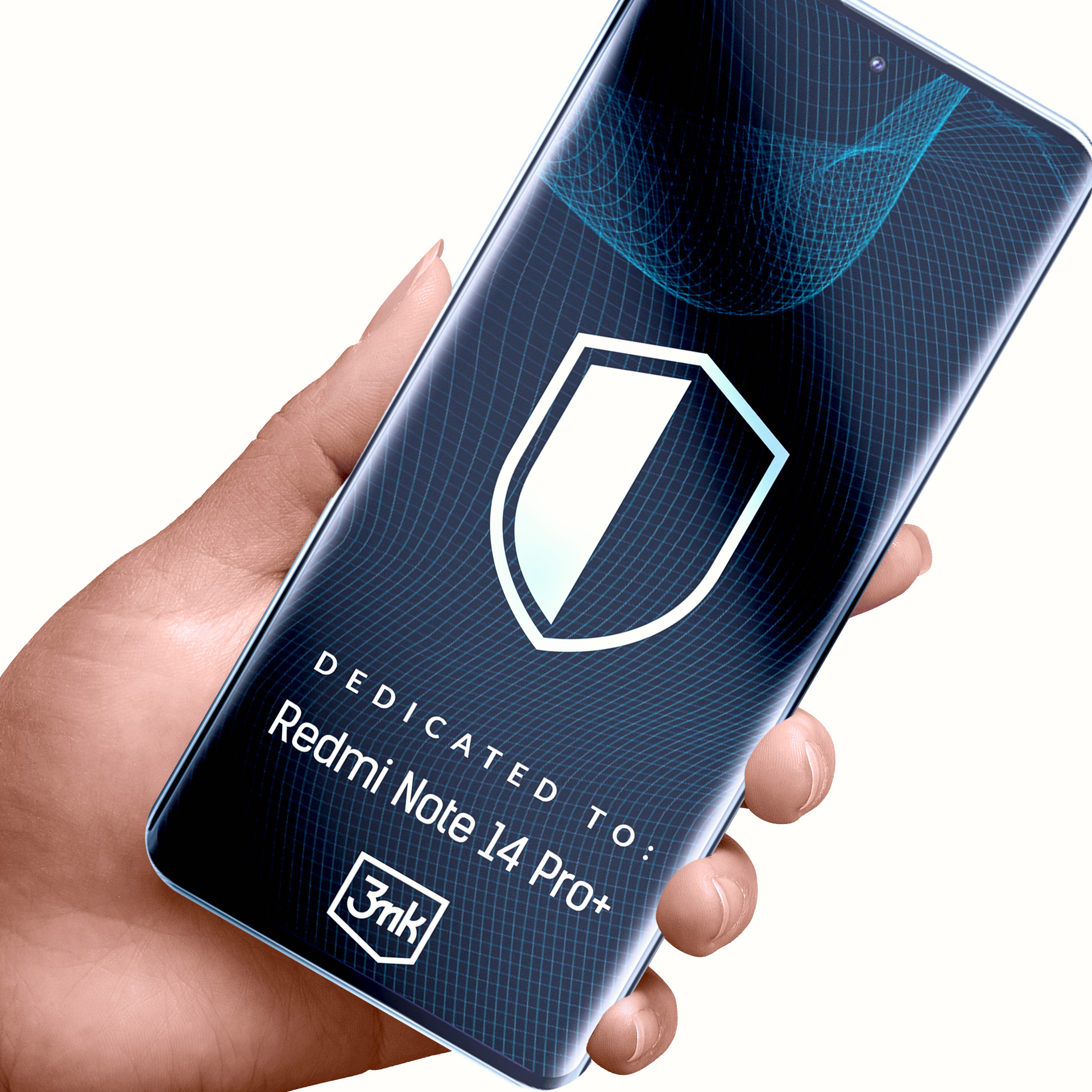 Una mano che tiene un telefono. Lo schermo mostra un logo a scudo e il testo: Dedicato a Redmi Note 14 Pro+.