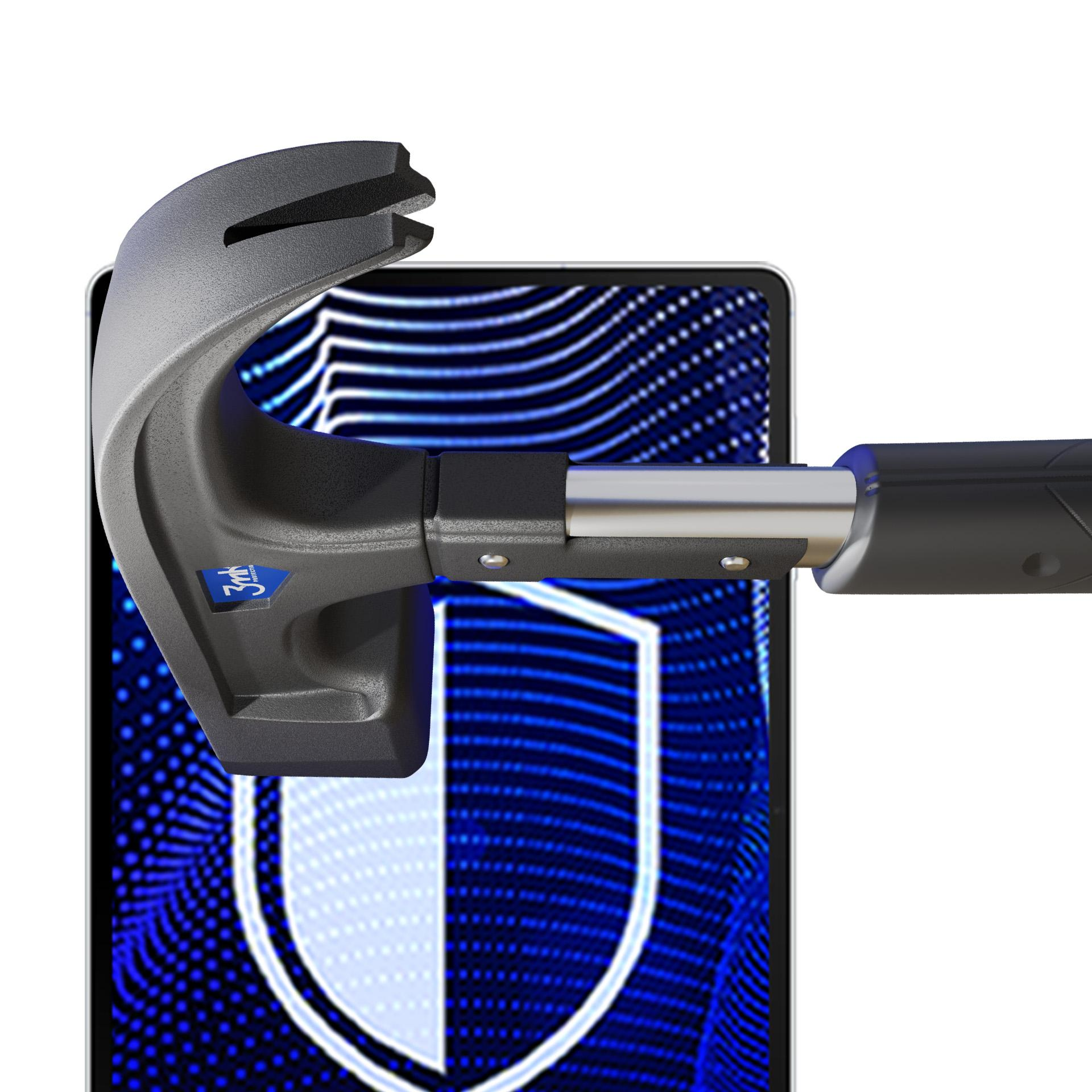 Młotek rozbija tablet. Tablet wyświetla ikonę tarczy z niebieskim falistym tłem, symbolizującą bezpieczeństwo danych.