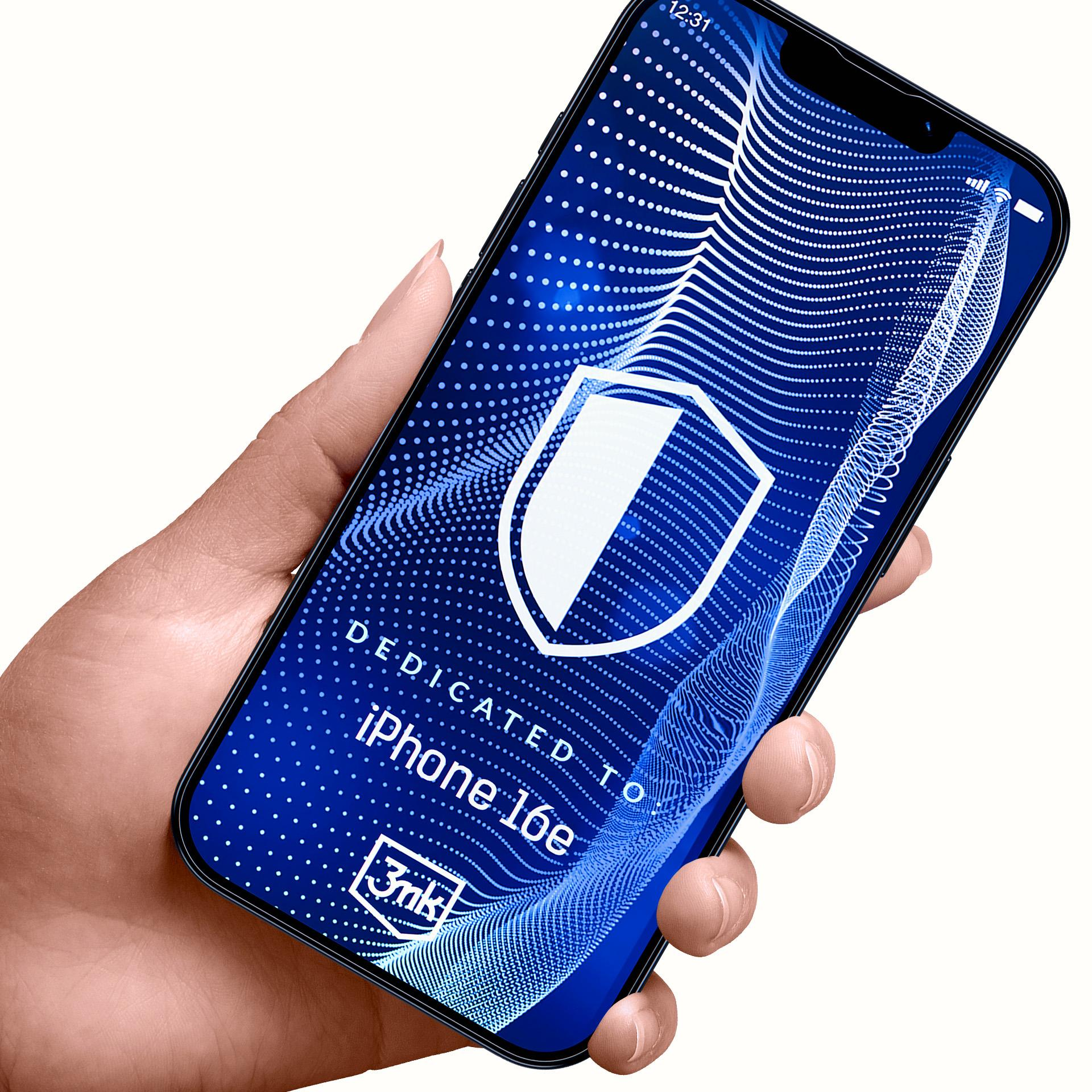 Mano che tiene un iPhone che mostra una grafica blu con uno scudo. Il testo recita: Dedicated to iPhone 16e.