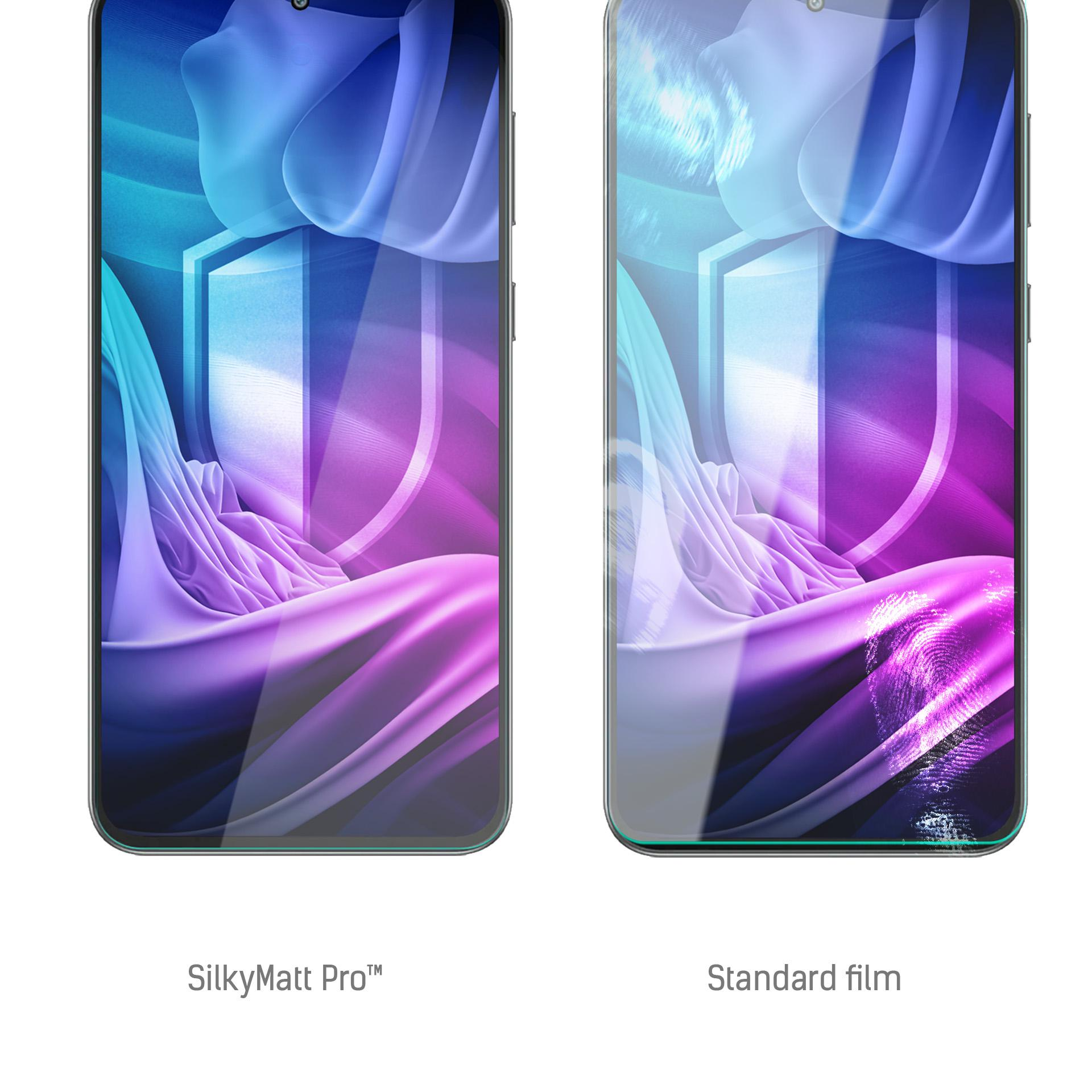 Due smartphone mostrano arte astratta. Uno è SilkyMatt Pro, l'altro è un film standard.