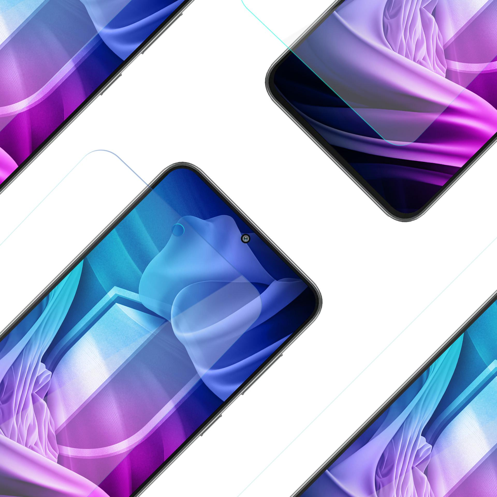 Quattro smartphone con sfondo astratto colorato su sfondo bianco. Ognuno ha una fotocamera e una protezione schermo.