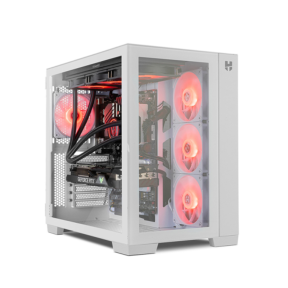 Una caja de ordenador blanca con panel lateral de cristal. Dentro, ventiladores iluminados en rojo y componentes, incluyendo una tarjeta gráfica GeForce RTX.