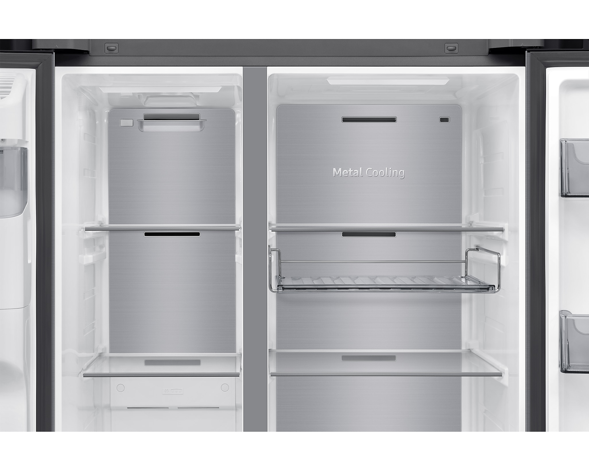Offener Kühlschrank mit Metallausstattung. Regale und Fächer sichtbar. Text Metal Cooling ist sichtbar.