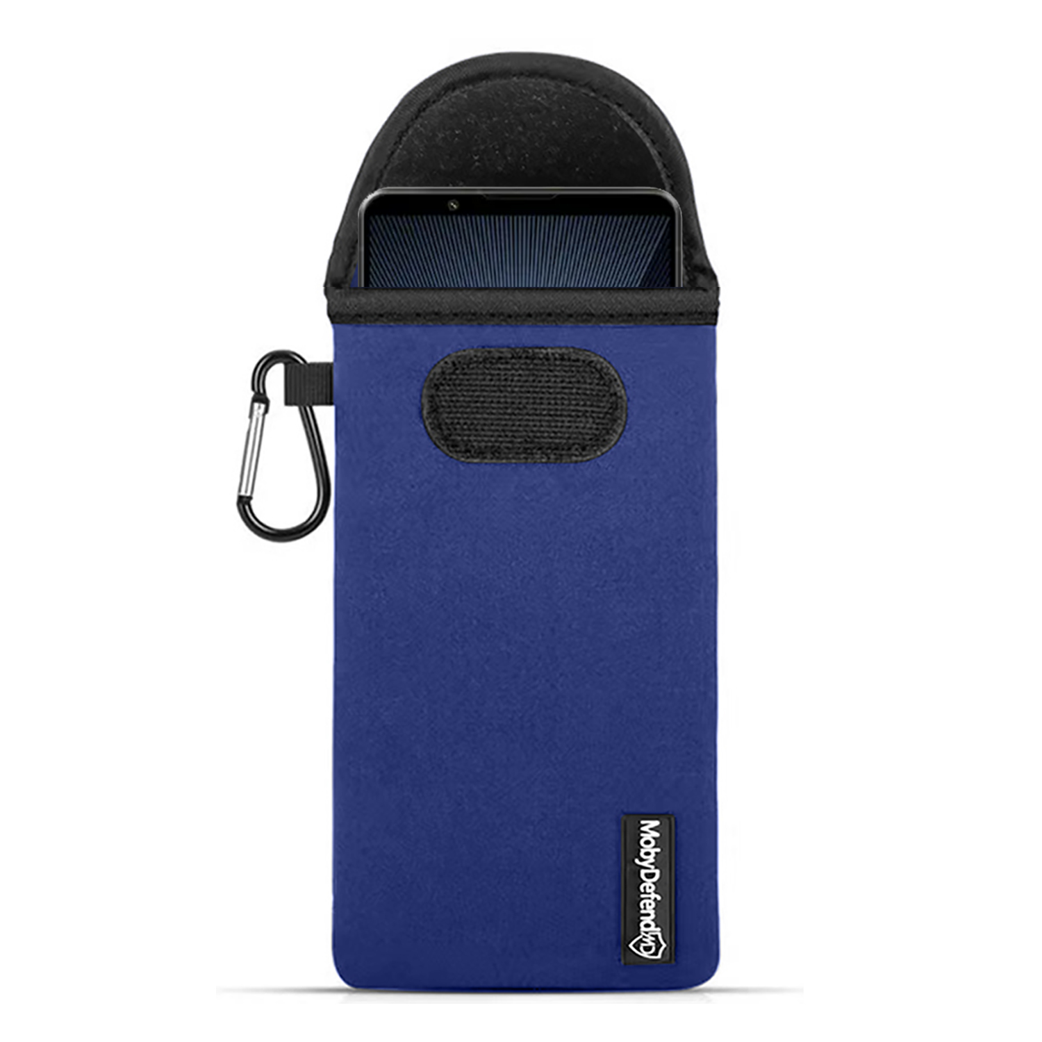 Een blauwe telefoonhoes met een zwarte bovenkant en sluiting, met een telefoon erin. Voorzien van klittenband en een merklogo.