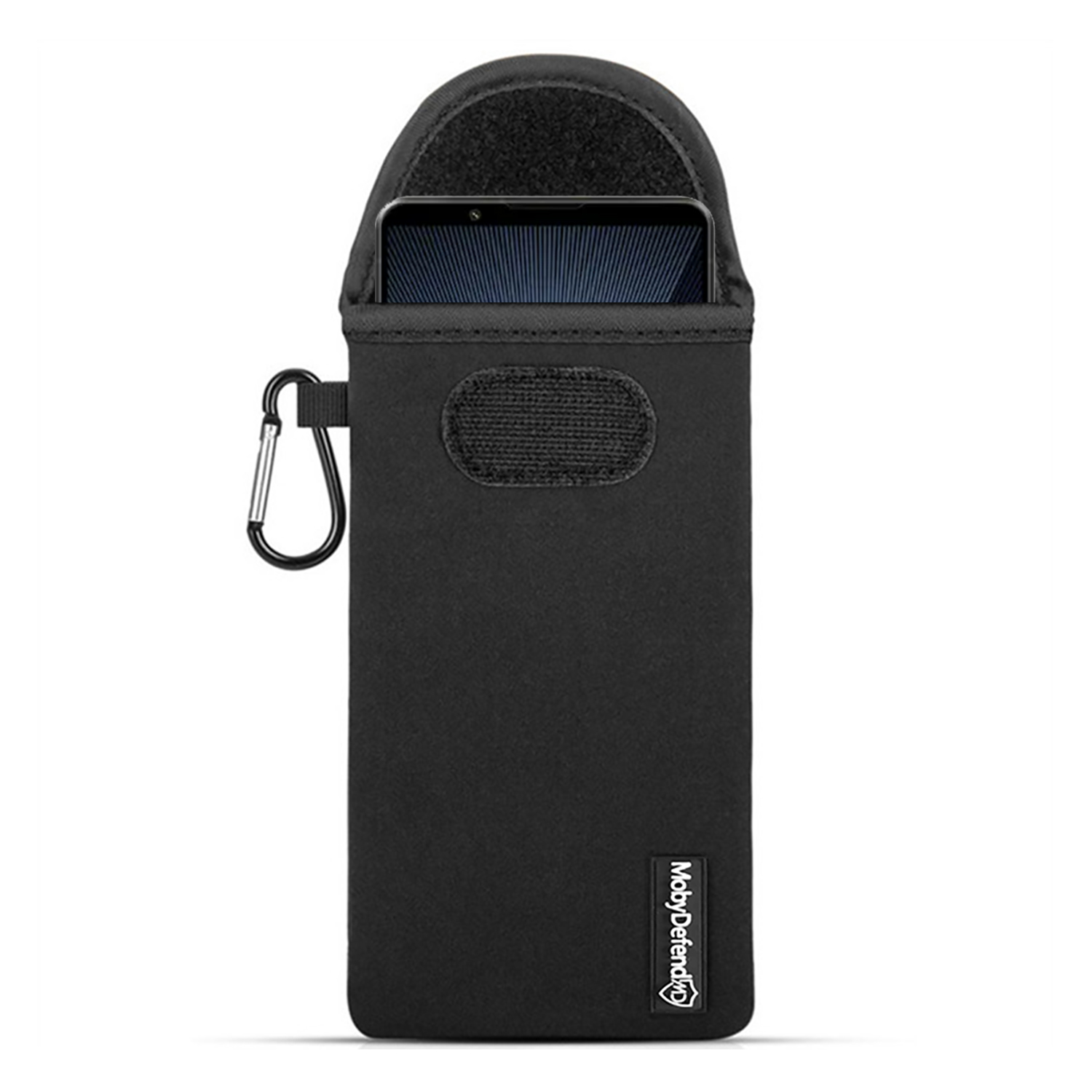 Un étui de téléphone noir avec un téléphone à l'intérieur. Il possède un mousqueton. La marque MobyDefend est visible en bas à droite.