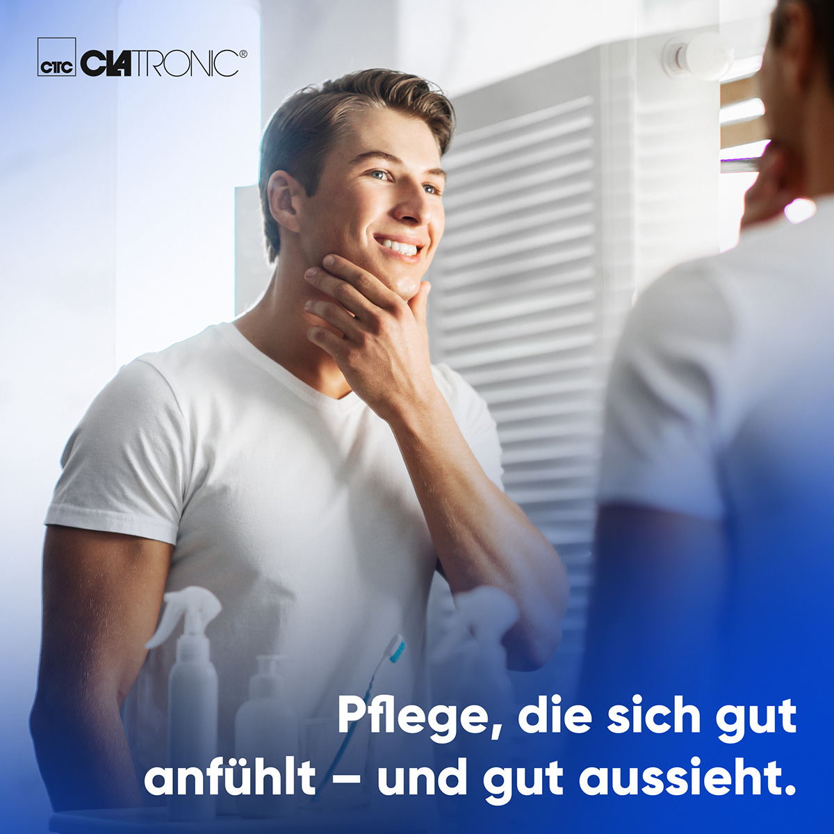 Uomo con camicia bianca che si guarda allo specchio, toccandosi il viso. Bagno con prodotti. Testo: Cura che fa bene.