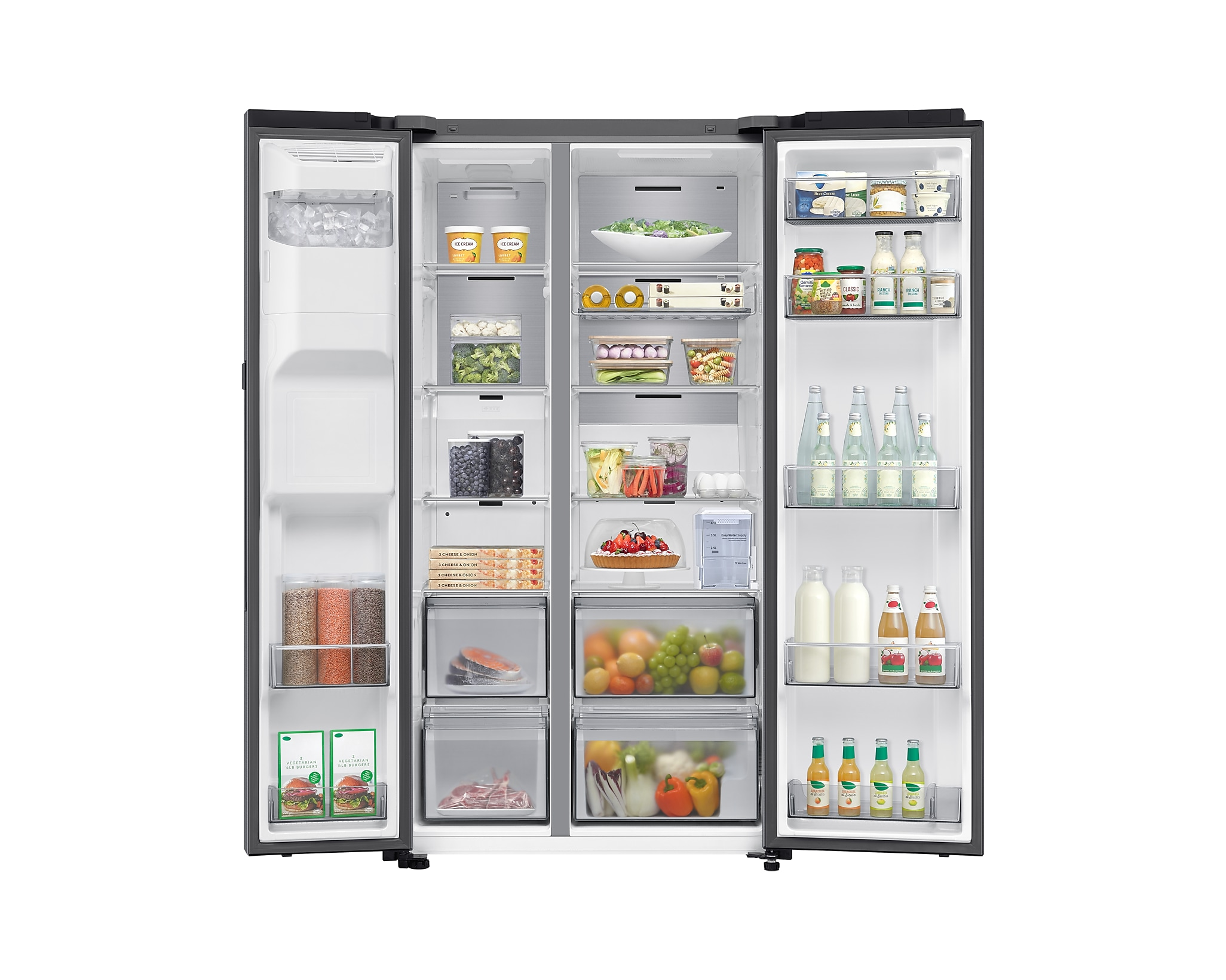 Offener Kühlschrank mit verschiedenen Lebensmitteln: Obst, Gemüse, Getränke und Fertiggerichte. Eisspender links sichtbar.