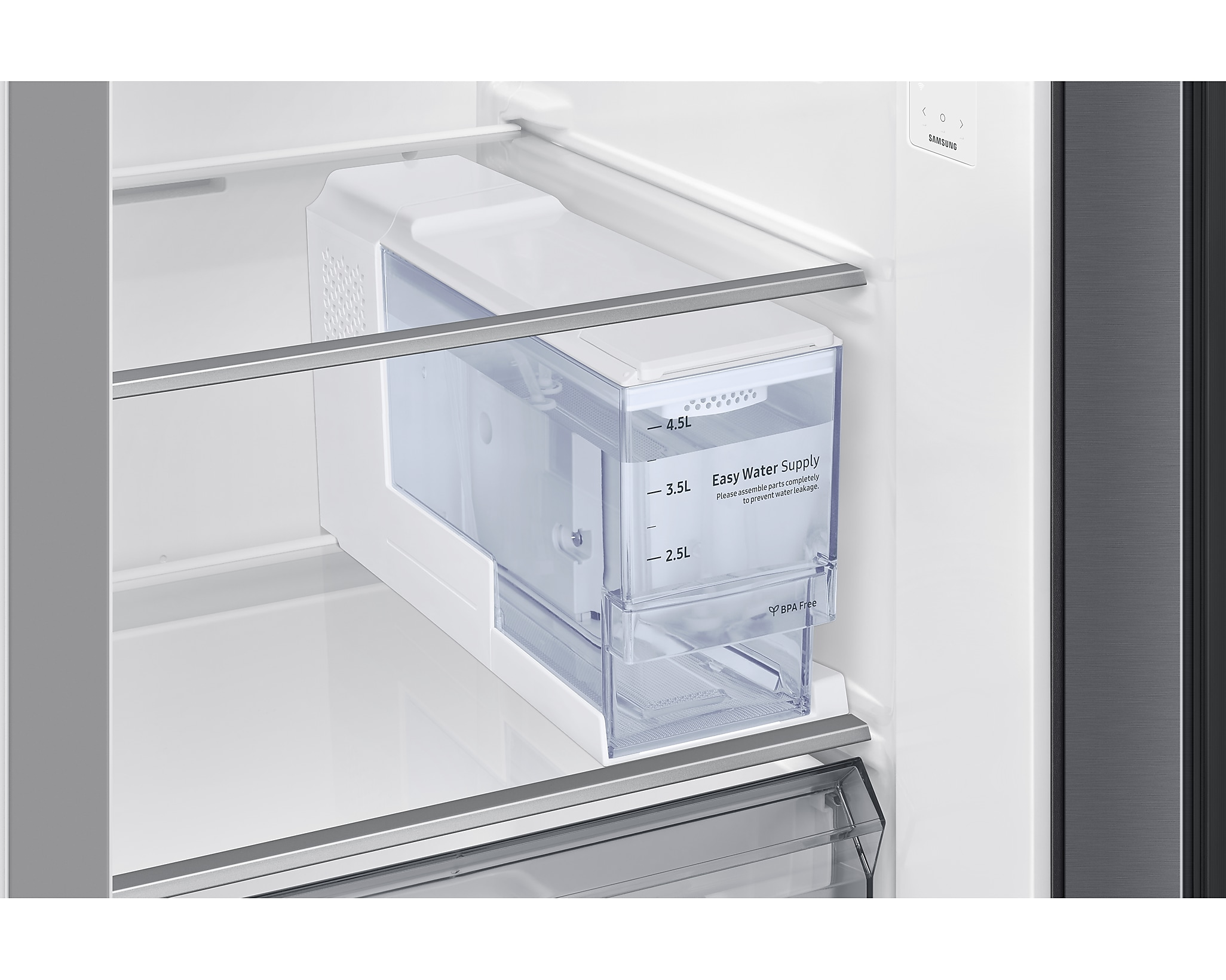 In einem Kühlschrank: Wasserspender und -speicher. Er hat einen transparenten Wassertank mit Messlinien. Das Samsung-Logo ist sichtbar.