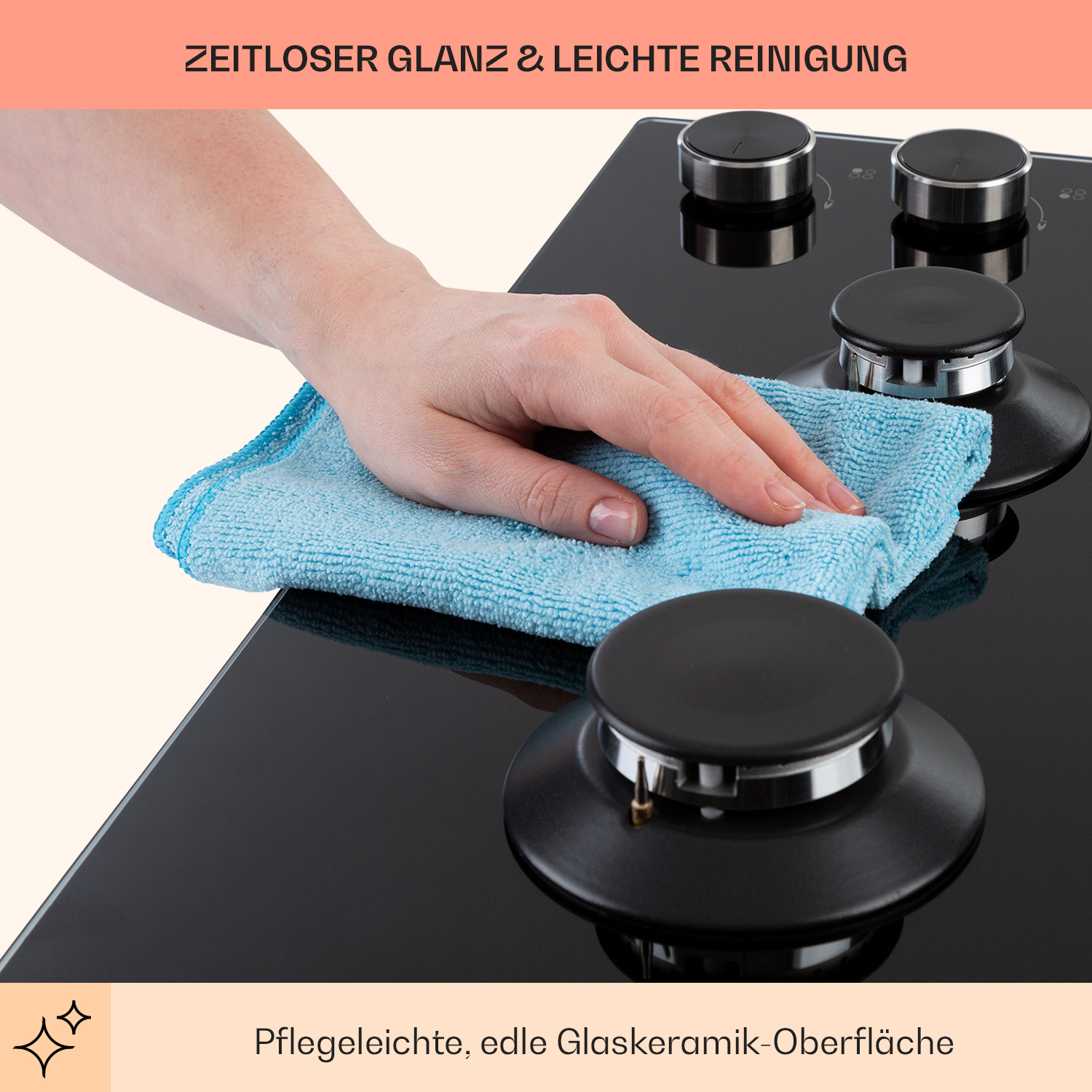 Eine Hand wischt eine schwarze Glaskeramik-Kochfläche mit einem blauen Tuch ab. Drei schwarze Kochfeldknöpfe sind sichtbar.