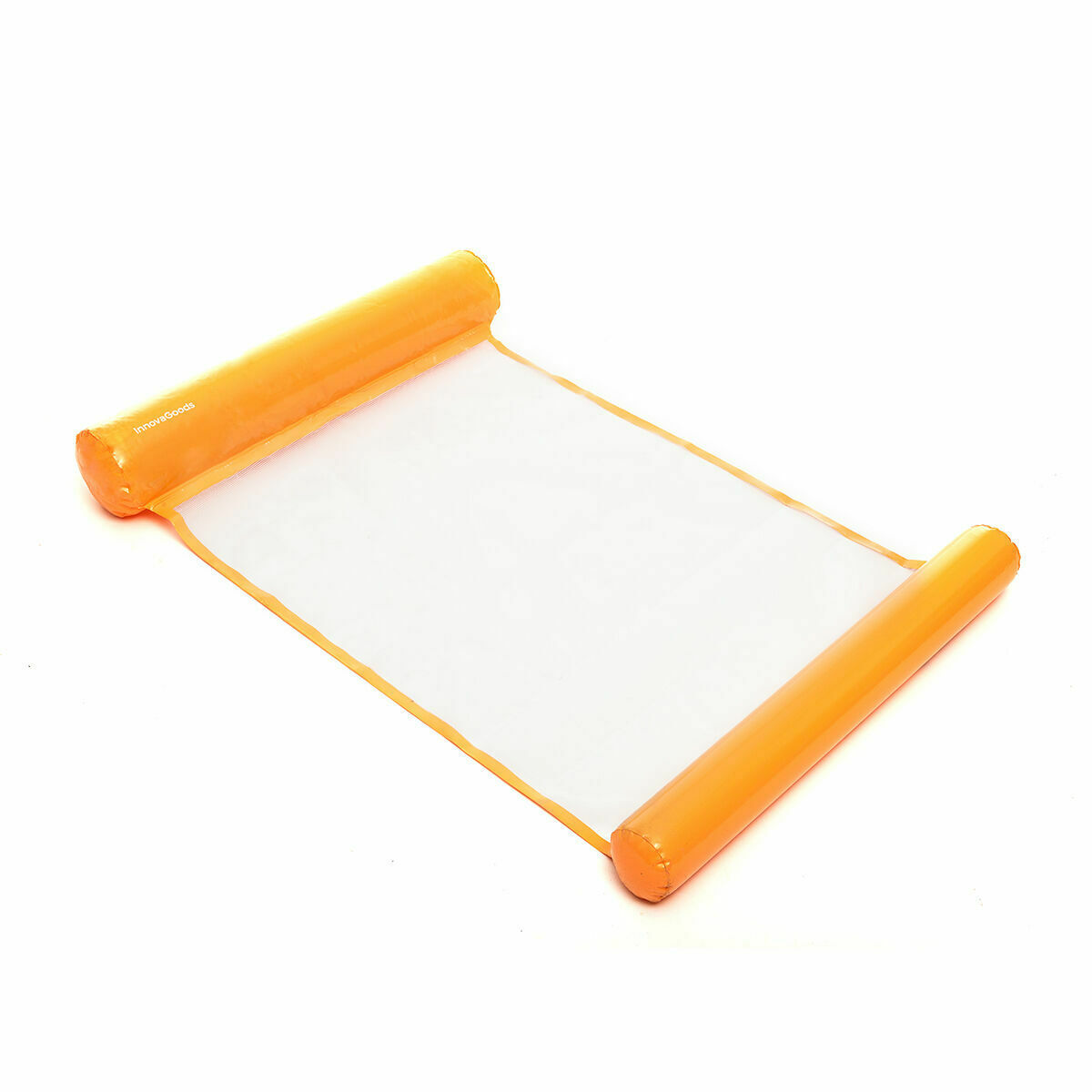 Un flotador inflable naranja para piscina con un centro de malla blanca, visto desde arriba sobre un fondo blanco.