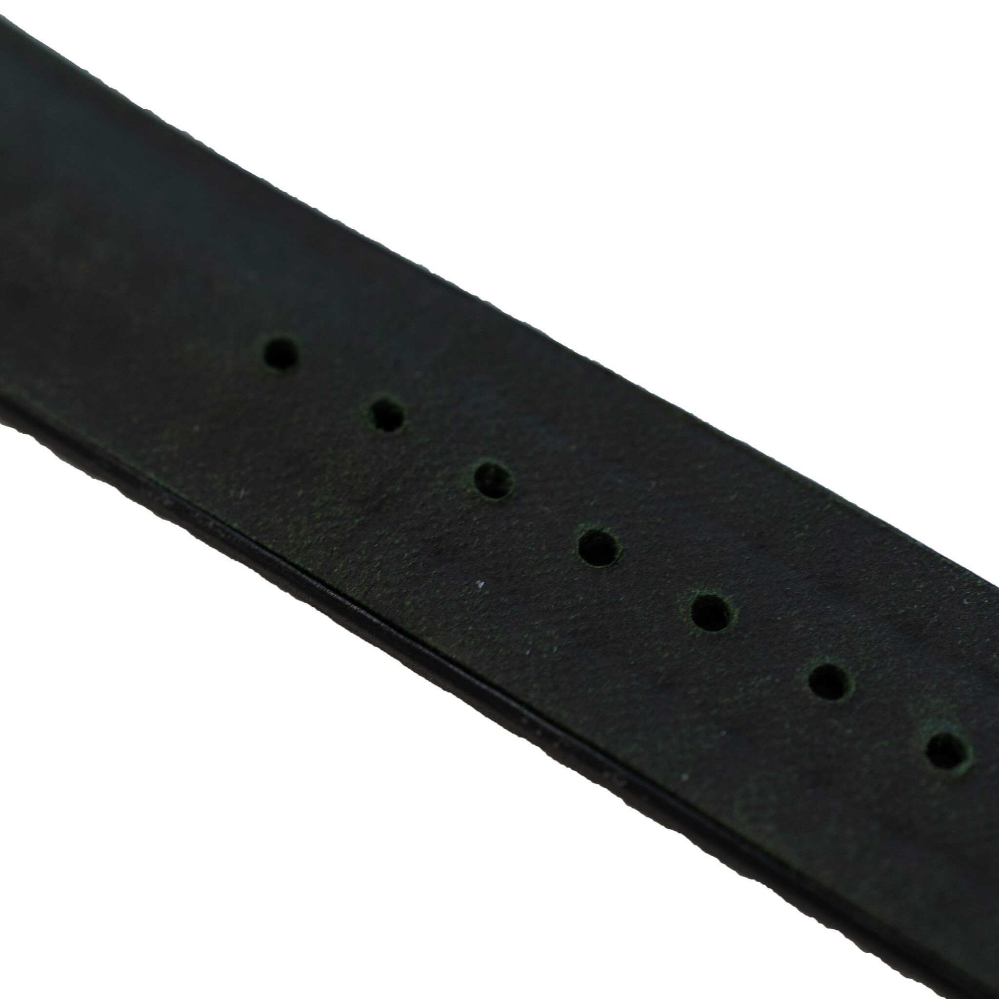 Nahaufnahme eines dunkelgrünen Uhrenarmbands mit mehreren Löchern. Weißer Hintergrund. Das Armband ist von oben links nach unten rechts abgewinkelt.