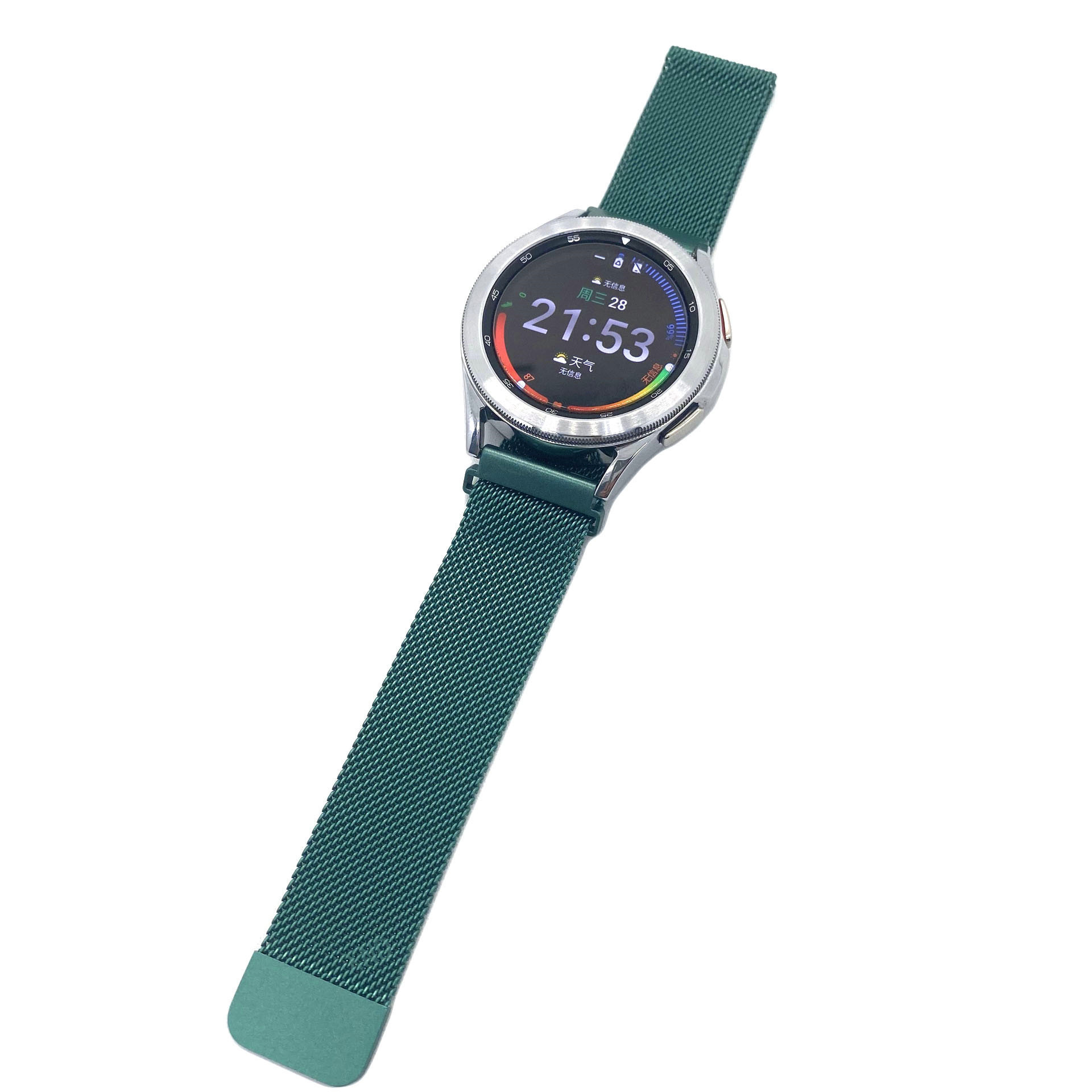 Eine silberne Smartwatch mit grünem Armband zeigt die Zeit 21:53 auf weißem Hintergrund.