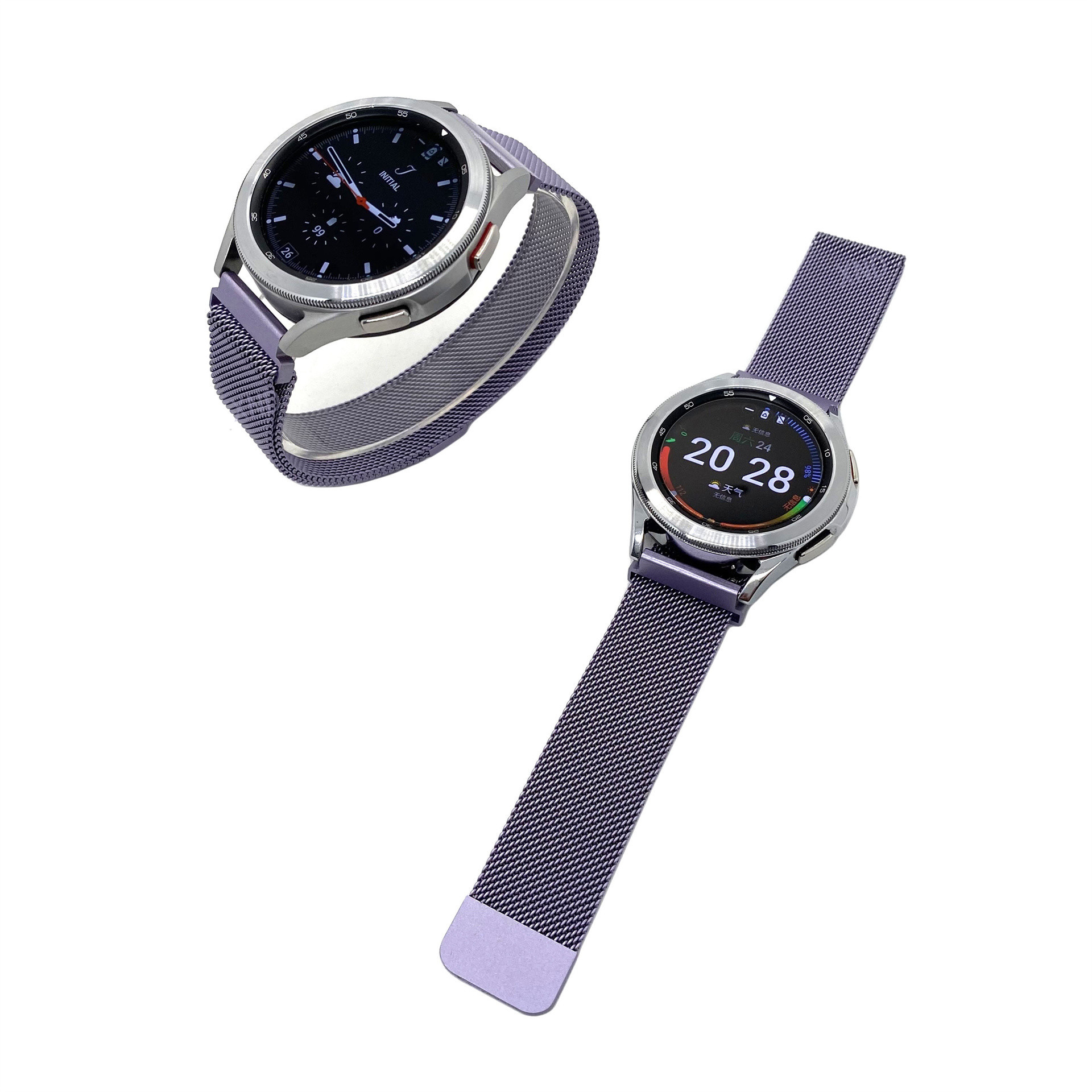Zwei Smartwatches mit lila Metallarmbändern auf weißem Hintergrund. Eine zeigt die Zeit, die andere die Initialen.