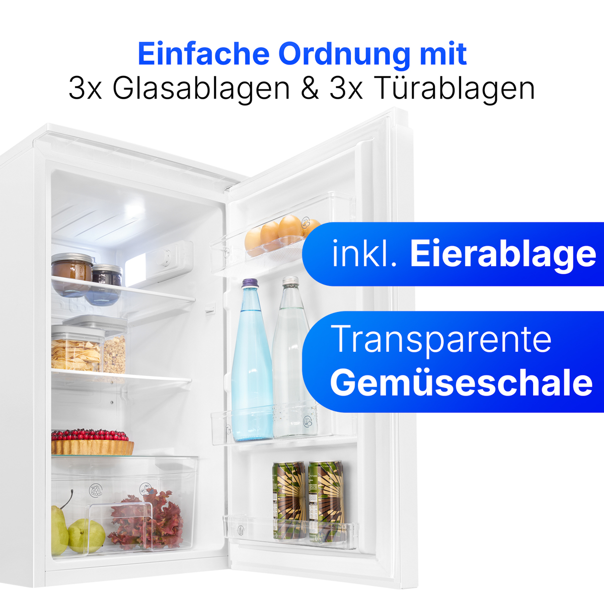Ein offener weißer Kühlschrank. Drinnen sind Regale mit Lebensmitteln wie Gläsern, einem Kuchen und Gemüse. Die Tür hat Flaschen.