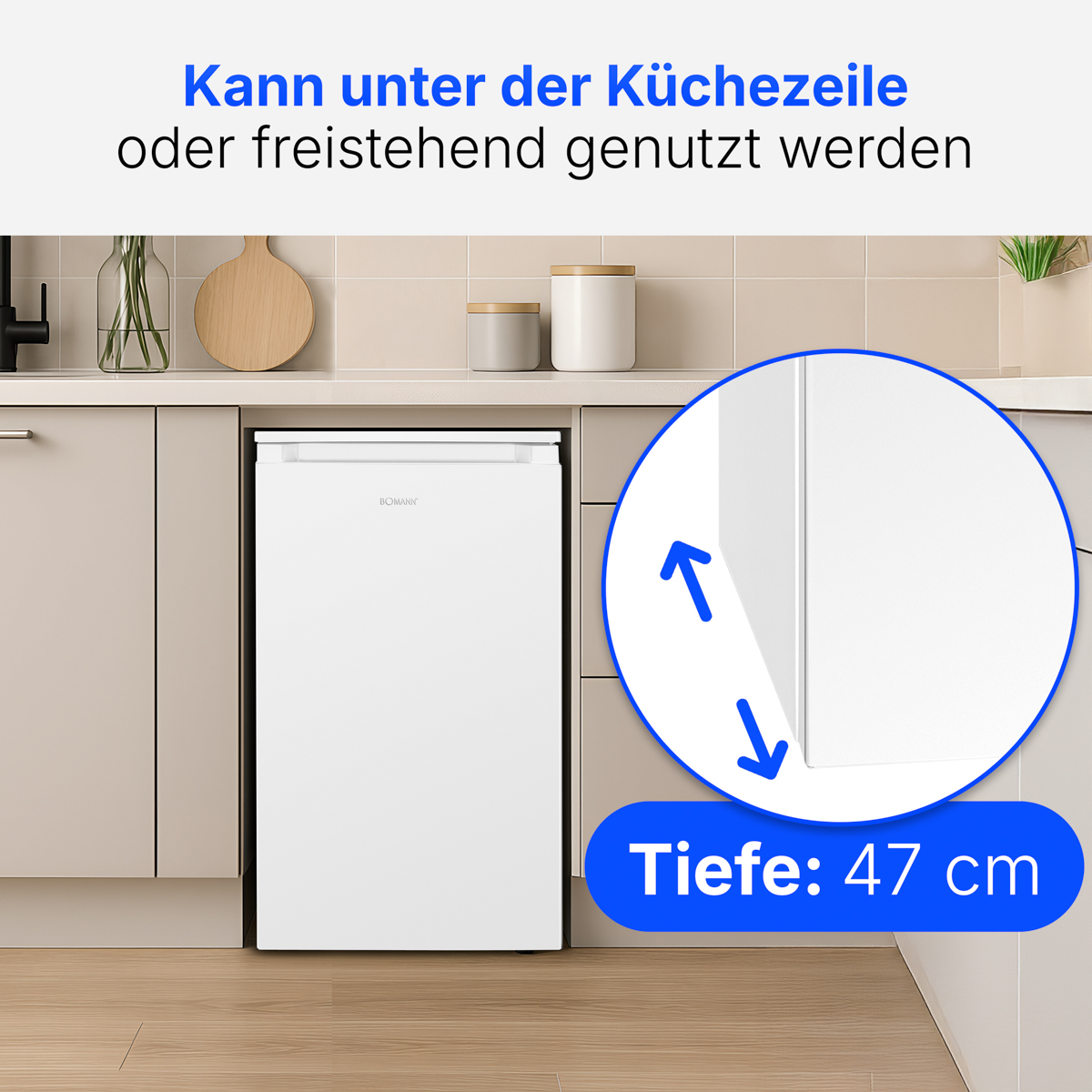 Weißer Minikühlschrank in einer Küche. Zeigt eine Tiefe von 47 cm. Text: Kann unter der Küchenzeile oder freistehend verwendet werden.