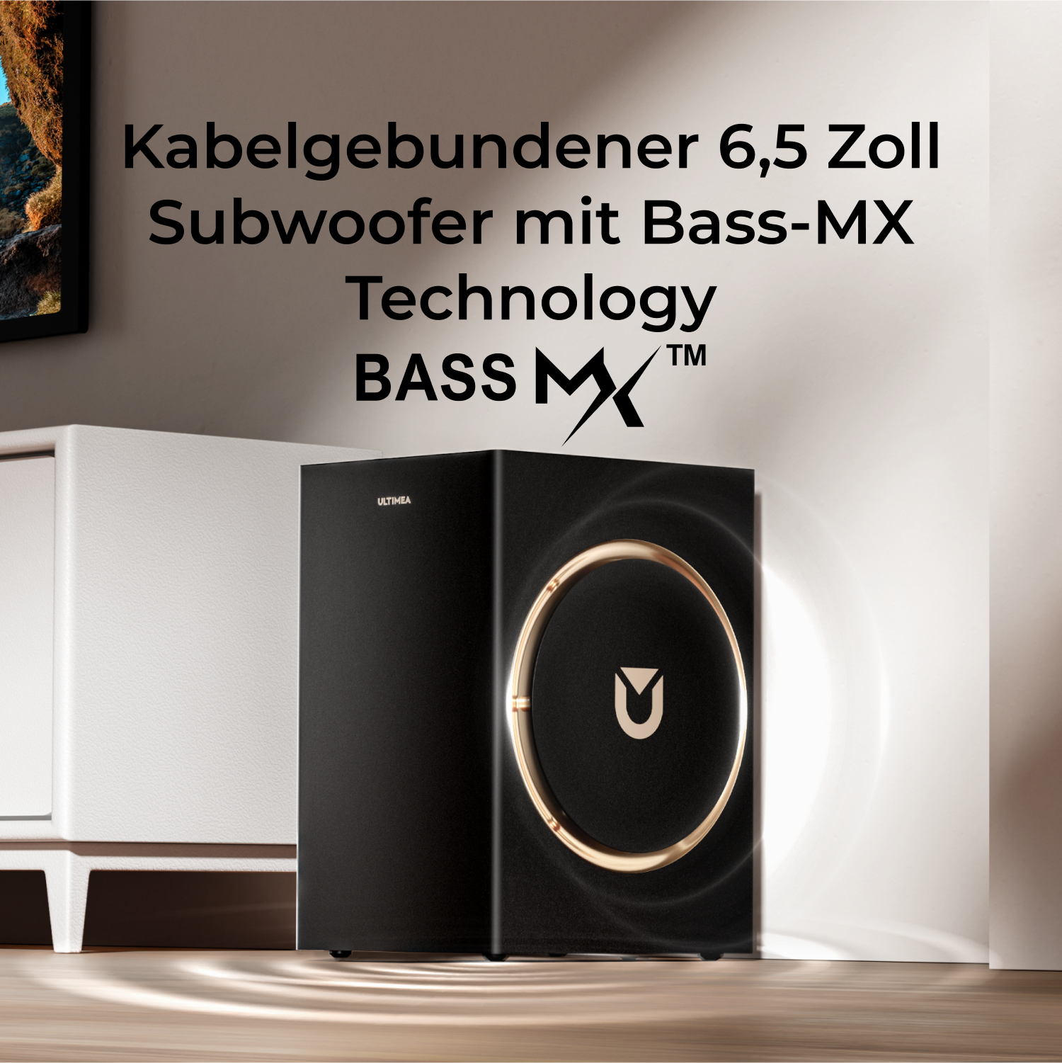 Schwarzer Subwoofer mit goldenem Ring, Markenname Ultimex. Auf der linken Seite ein weißer Schrank. Text: Subwoofer mit Bass-MX.