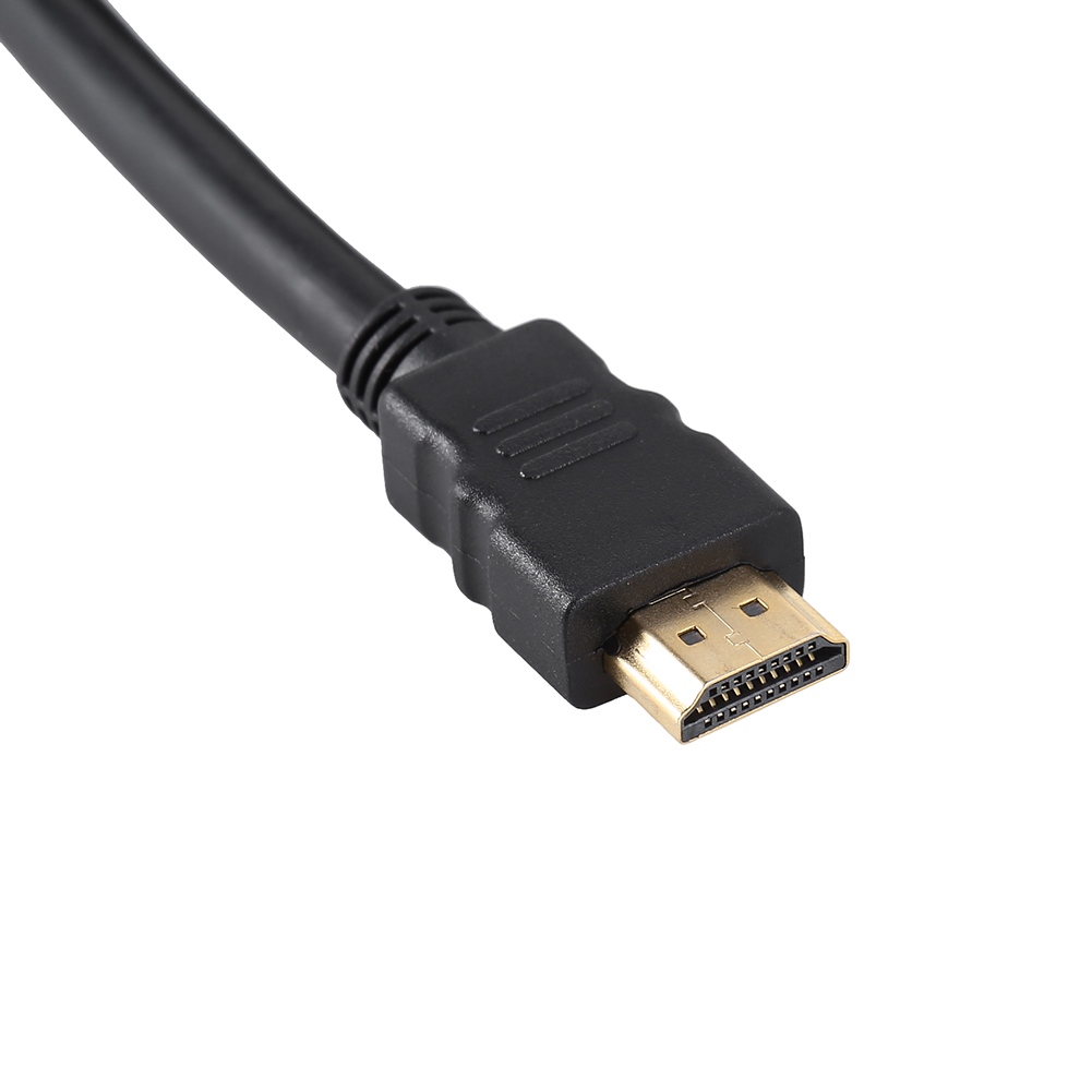 Ein schwarzes HDMI-Kabel mit einem goldfarbenen Stecker. Das Kabel ist abgewinkelt, der Stecker befindet sich unten. Weißer Hintergrund.