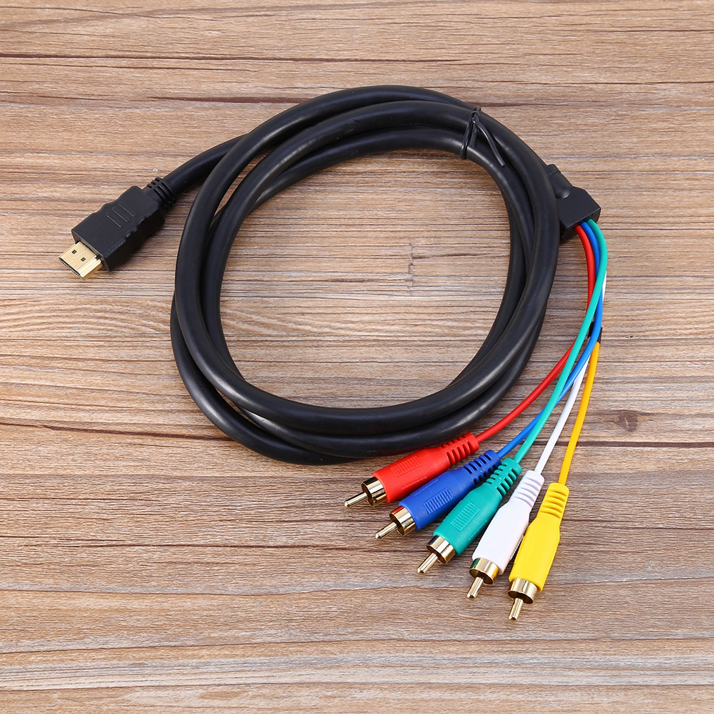 Ein schwarzes HDMI-Kabel, verbunden mit einem schwarzen Kabel mit roten, blauen, grünen, weißen und gelben Cinch-Anschlüssen auf Holz.