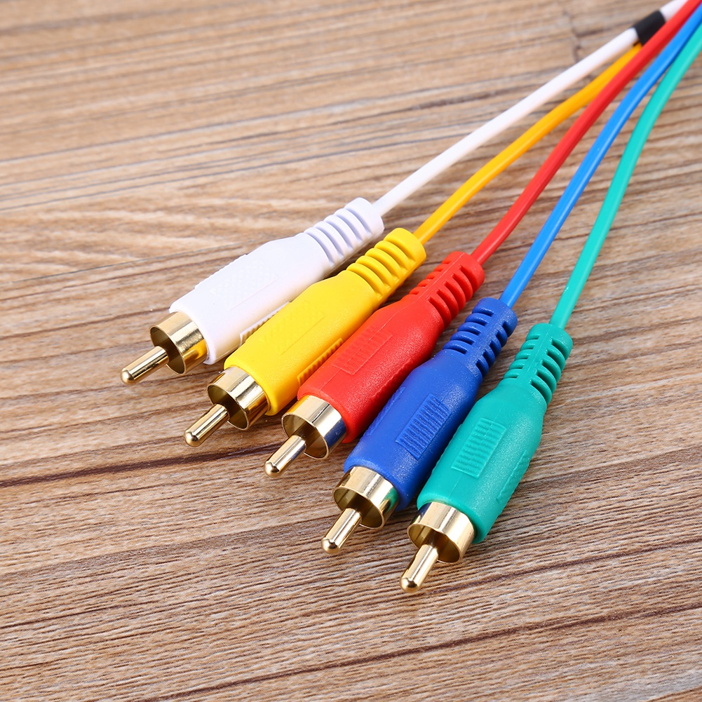 Fünf Cinch-Kabel in Weiß, Gelb, Rot, Blau und Grün auf Holzuntergrund. Die Kabel sind nach rechts oben abgewinkelt.
