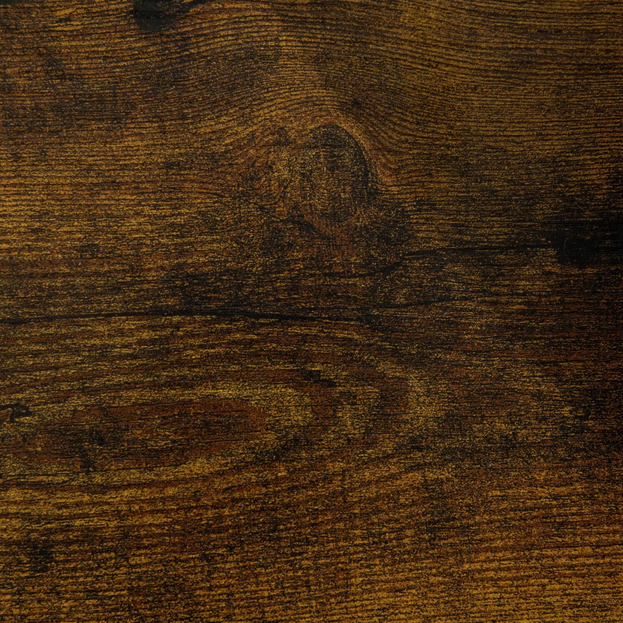 Nahaufnahme der Holzmaserung. Die Maserung ist sichtbar, mit einem Astloch in der Mitte. Die Farben sind braun und gold.