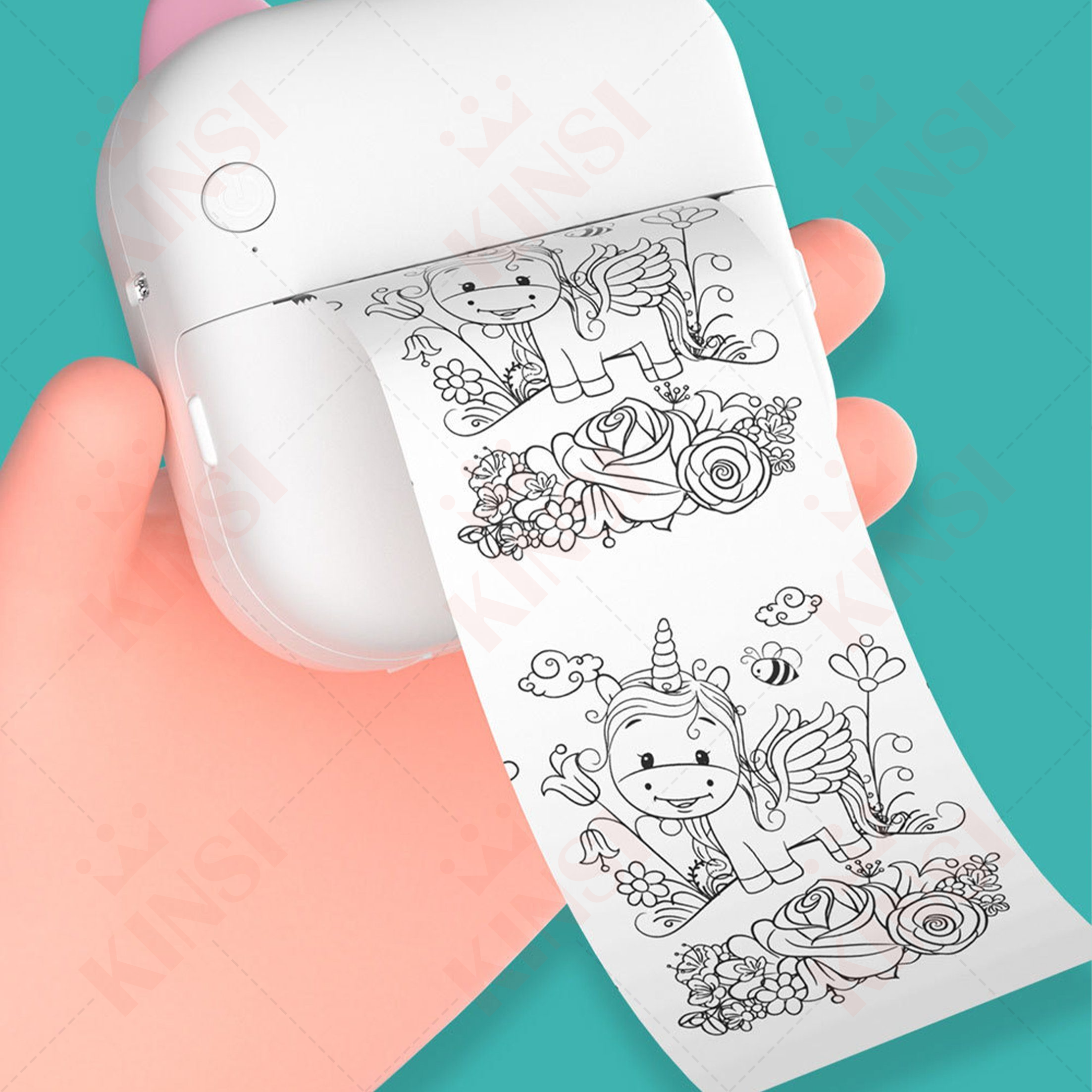 Eine Hand hält einen weißen Drucker mit einem rosa Ohr. Papier ist mit Einhorn- und Blumenzeichnungen bedruckt. Türkisfarbener Hintergrund.