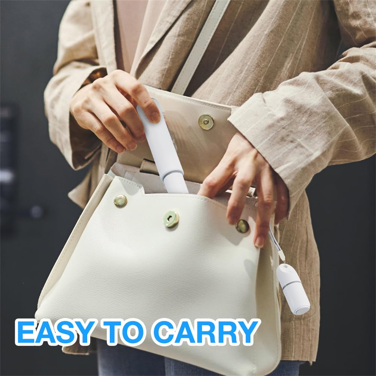 Eine Person legt einen weißen Gegenstand in eine weiße Handtasche. Die Handtasche hängt an einer Schulter. Text: 'EASY TO CARRY'.