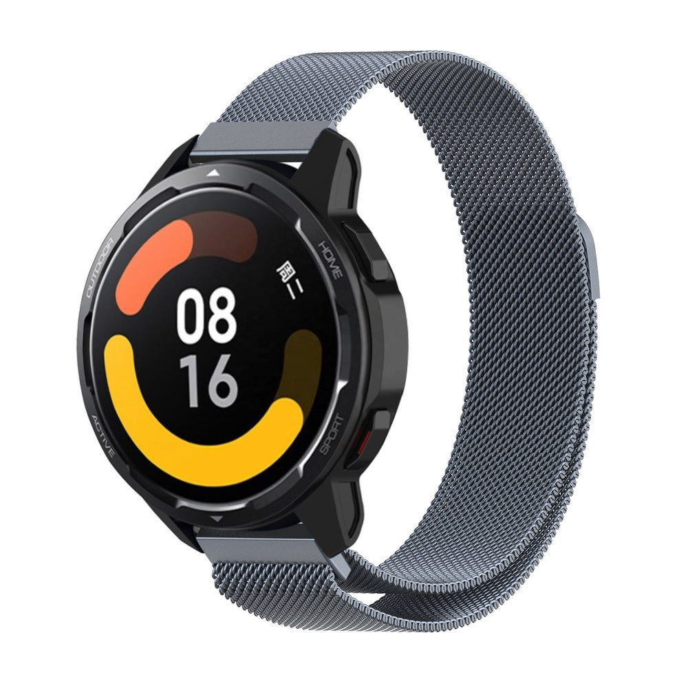 Eine schwarze Smartwatch mit grauem Metallarmband. Das Zifferblatt zeigt die Uhrzeit 08:16 an. Das Armband ist um die Uhr geschlungen.